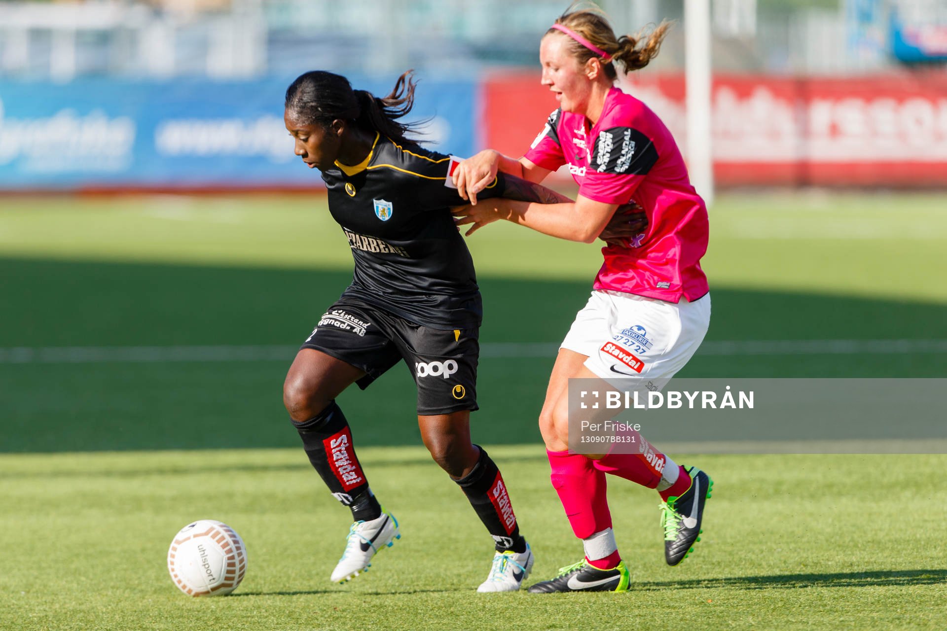 Kopparberg Göteborgs Anita Asante med bollen jagas av