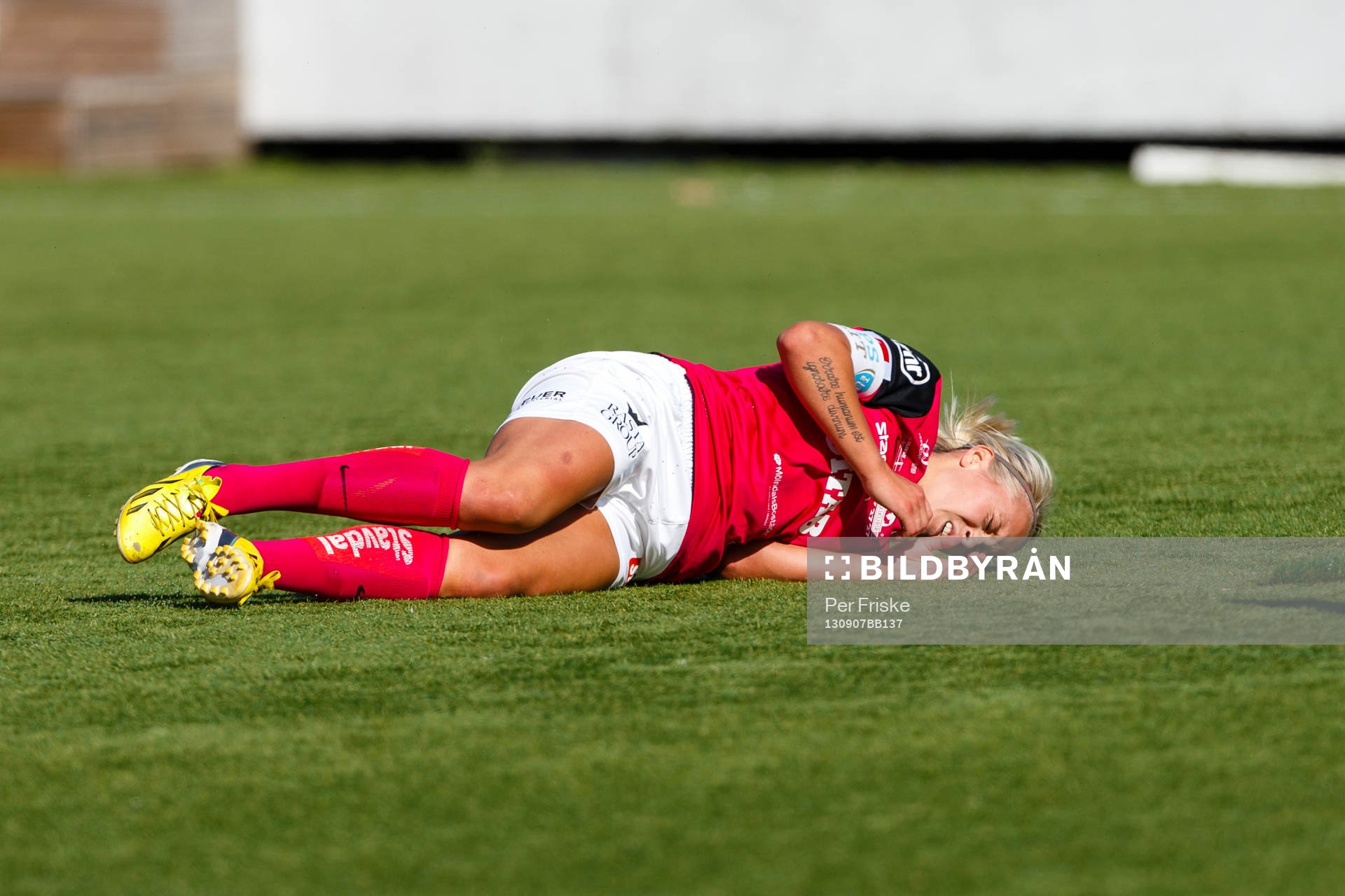 Jitex Mimmi Löfwenius ligger skadad på gräset