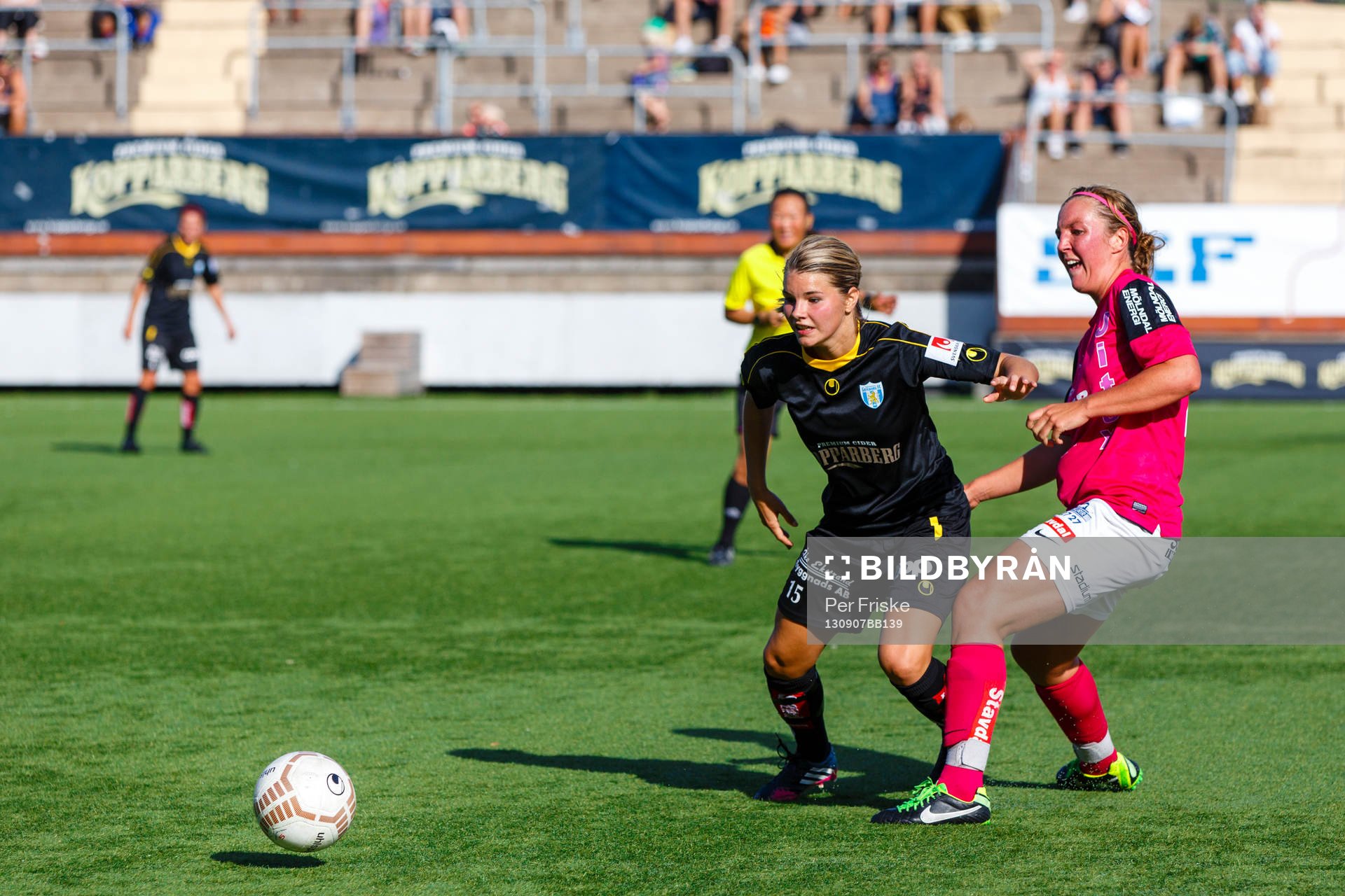 Kopparberg Göteborgs Andrine Hegerberg och Jitex Elin Sandgren i kamp om bollen under fotbollsmatchen mellan Kopparbergs Göteborg och Jitex i Damallsvenskan den 7 september 2013 i Göteborg.