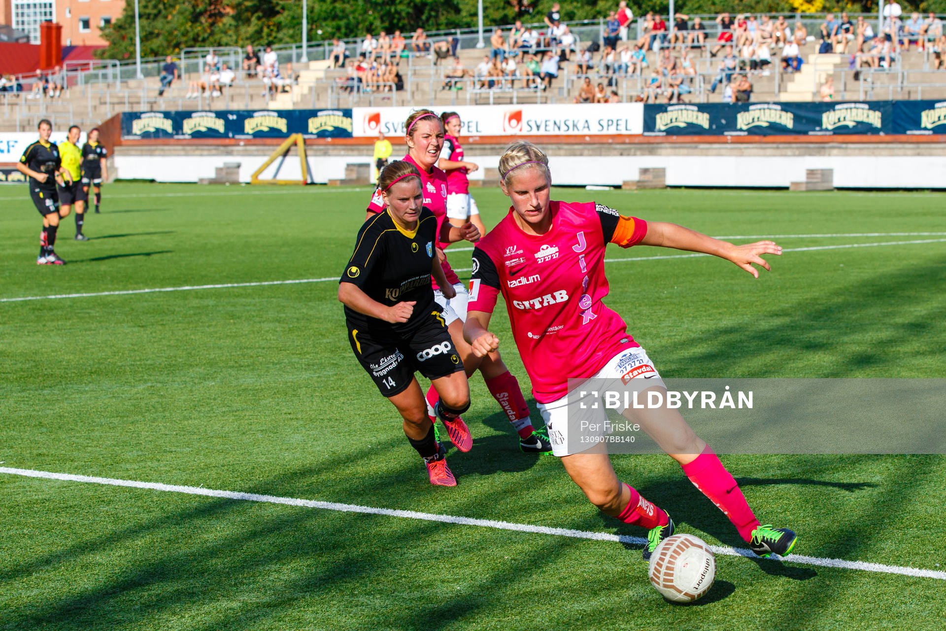 Jitex Sofia Karlsson med bollen, bakom syns Kopparberg