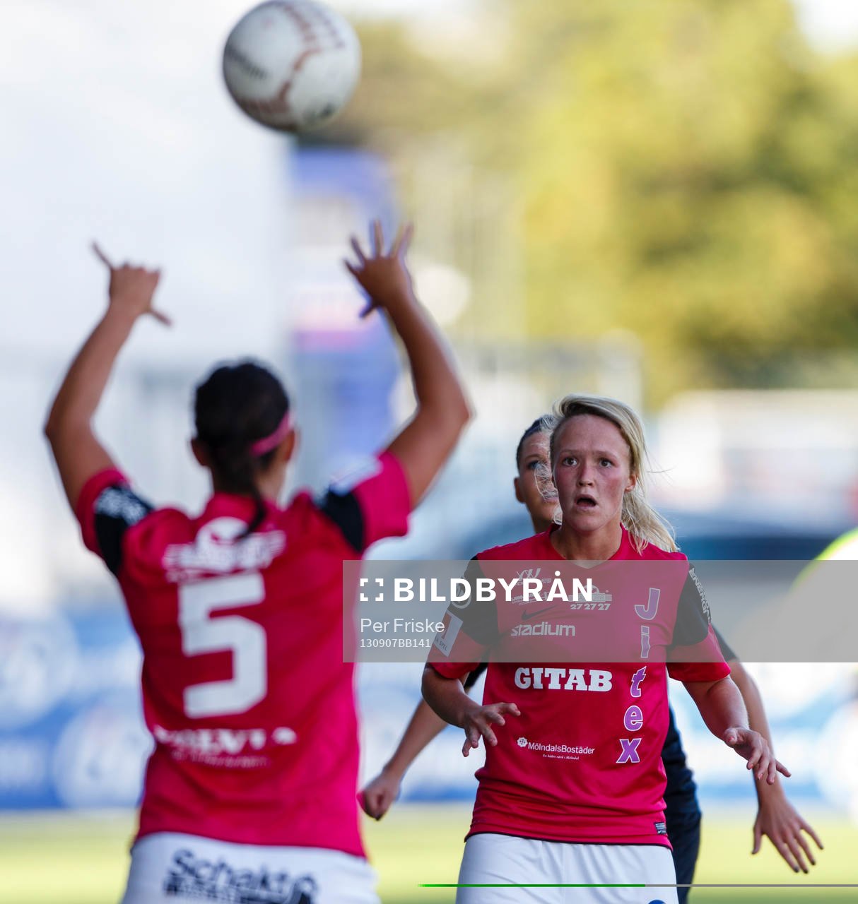 Jitex Emma Wilhemsson katar ett inkast mot Sofia Skog (th)