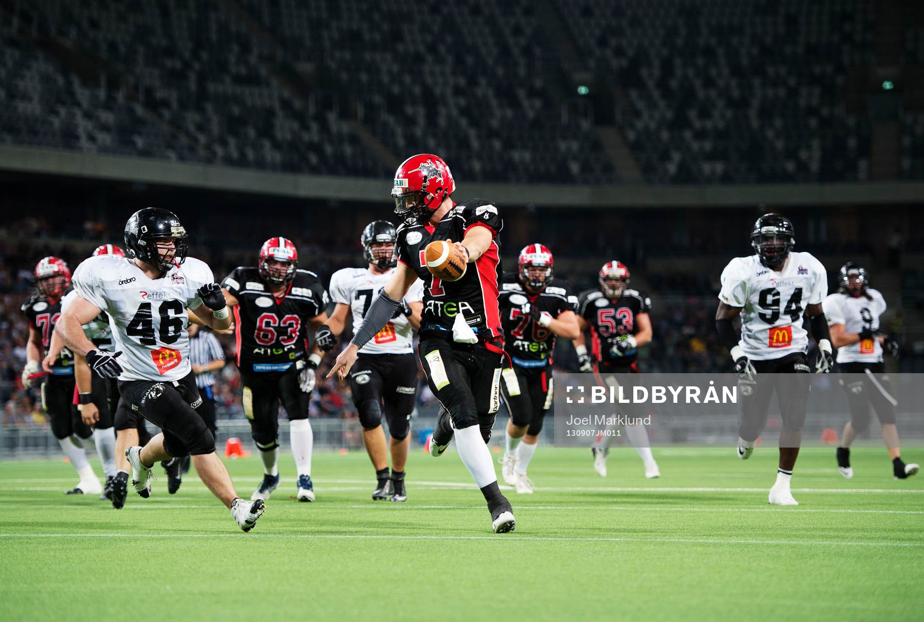 Carlstads quarterback Anders Hermodsson gör en touchdown