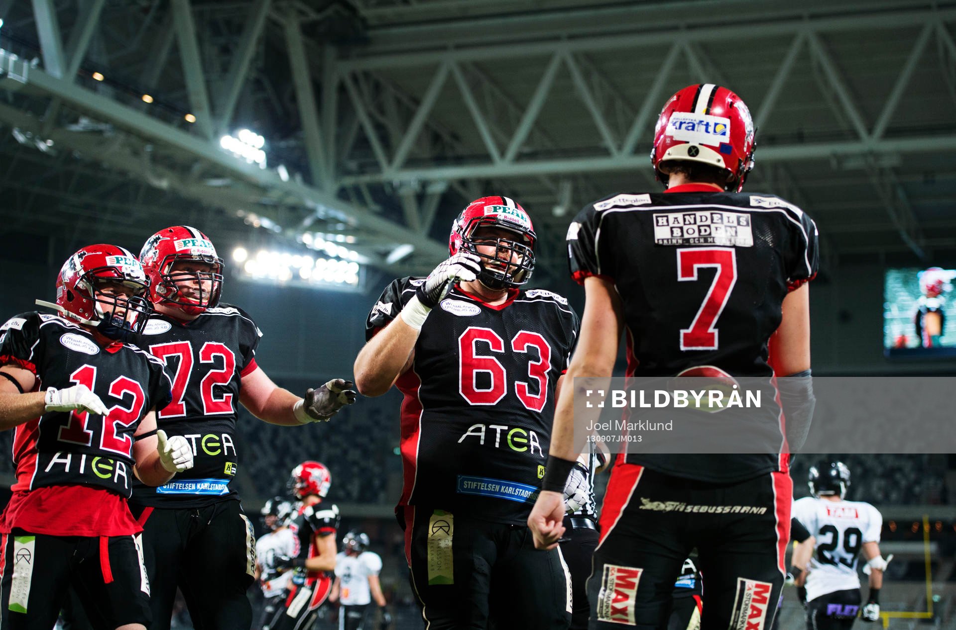 Spelare i Carlstad gratulerar quarterbacken Anders Hermodsson (nr 7) efter att han gjort en touchdown under SM-finalen i amerikansk fotboll mellan Carlstad Crusaders och Örebro Black Knights den 7 september 2013 i Stockholm.