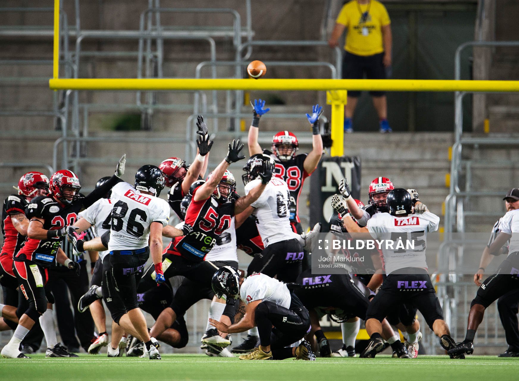 Örebros Johan Stål sparkar bollen i mål under SM-finalen i amerikansk fotboll mellan Carlstad Crusaders och Örebro Black Knights den 7 september 2013 i Stockholm.