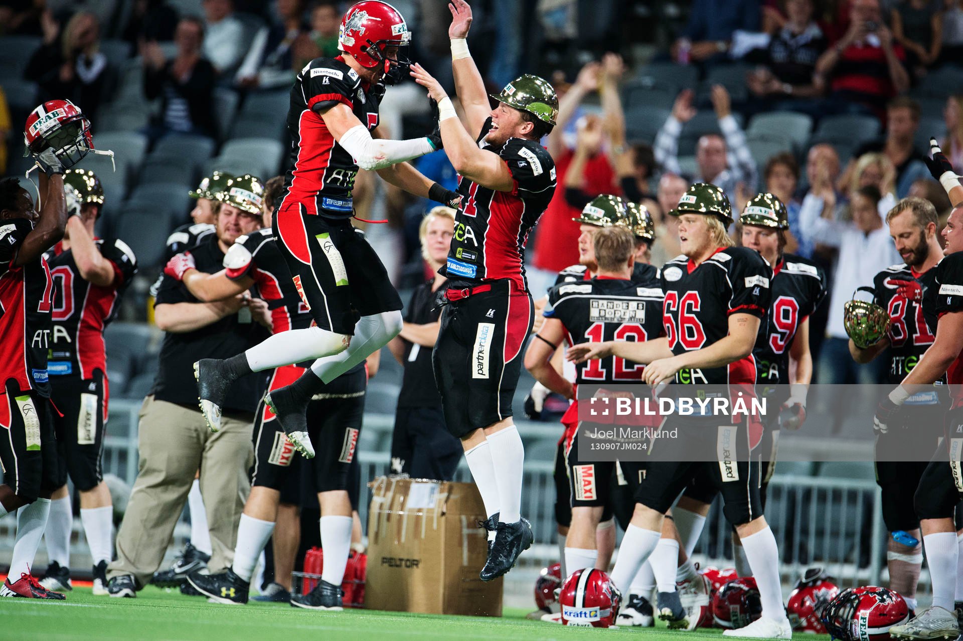 Carlstads Fredrik Isaksson och Brett Koepp jublar vid slutsignalen på SM-finalen i amerikansk fotboll mellan Carlstad Crusaders och Örebro Black Knights den 7 september 2013 i Stockholm.