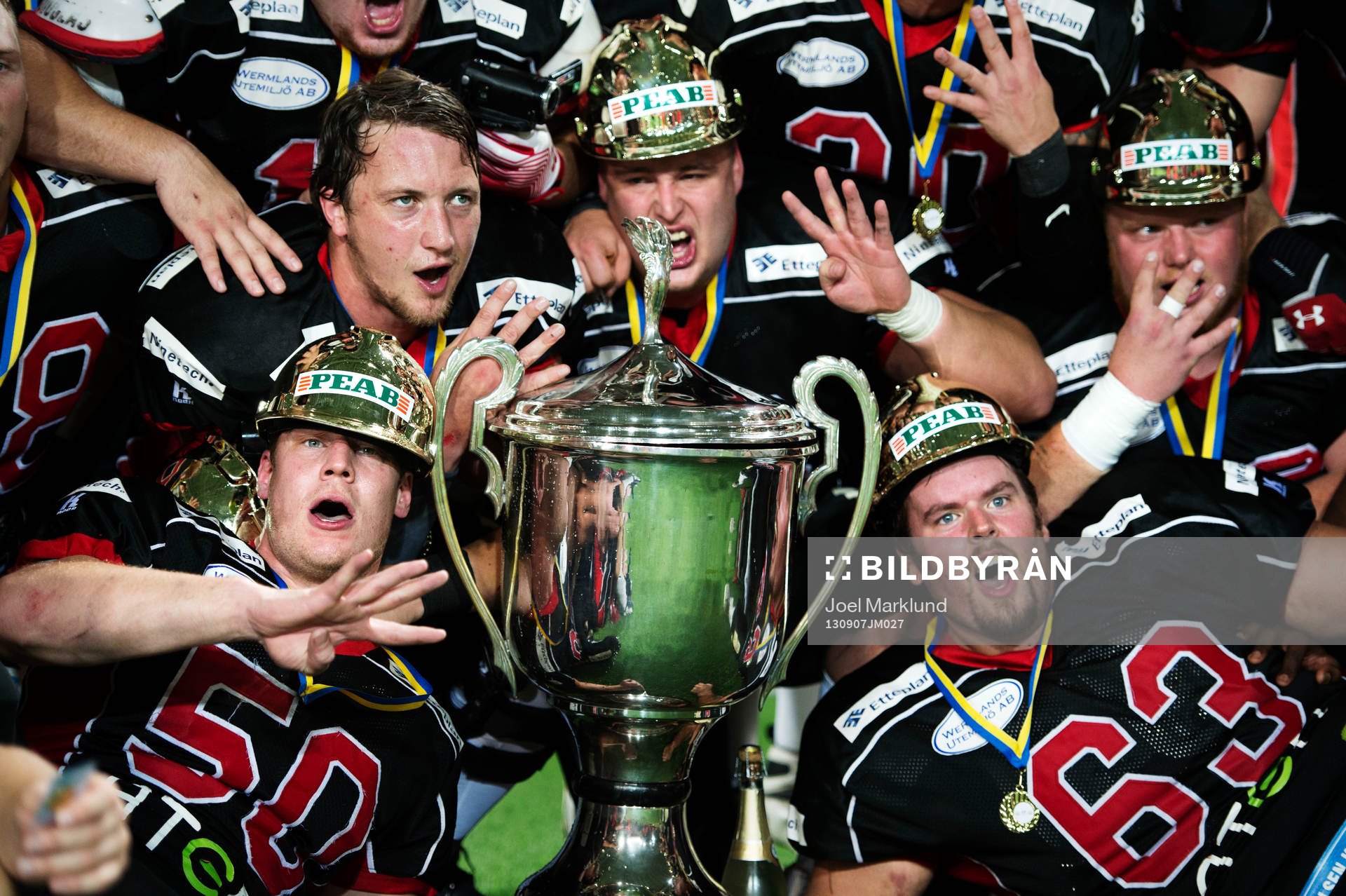 Spelarna i Carlstad har samlats runt SM-pokalen och jublar