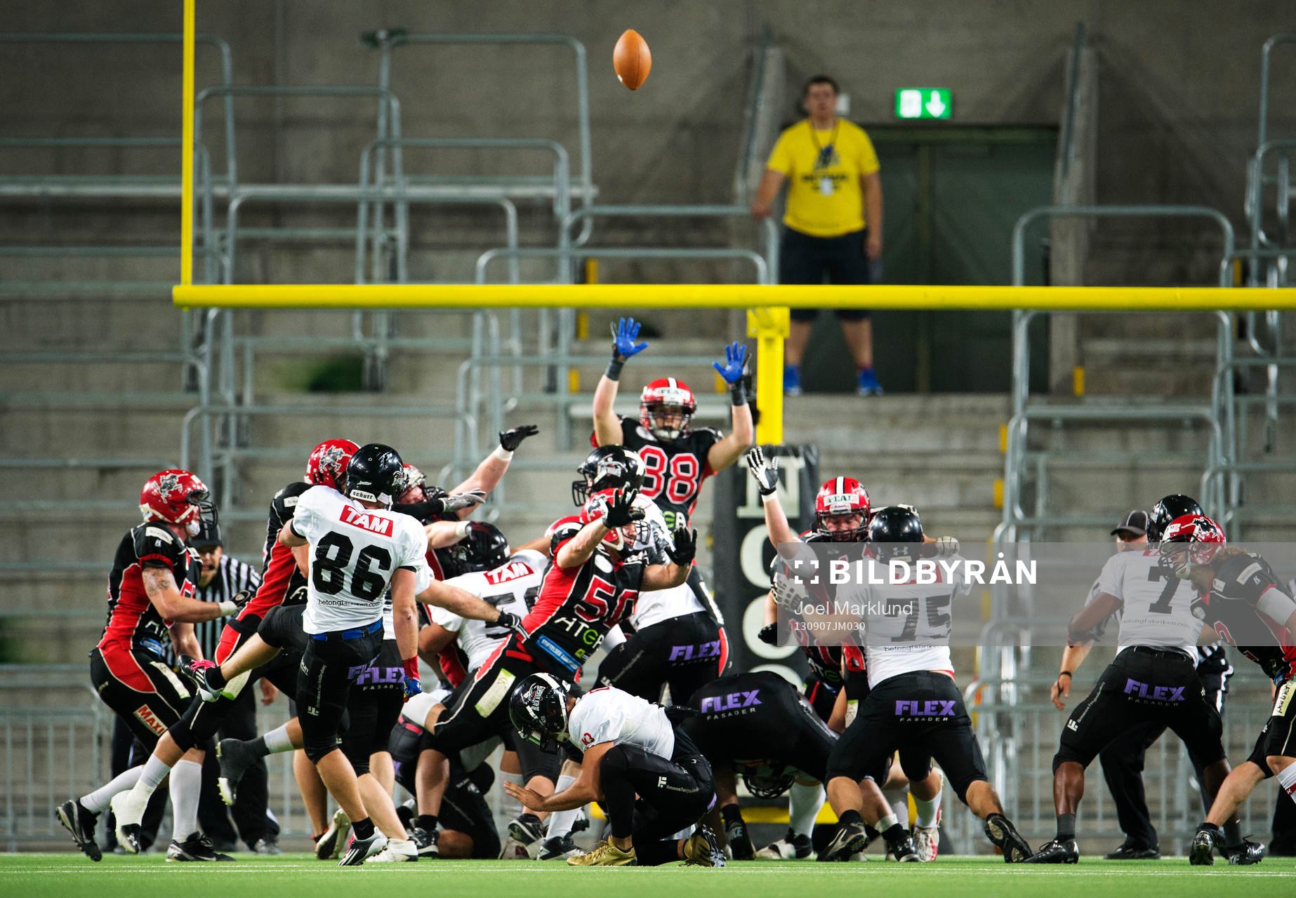 Örebros Johan Stål sparkar bollen i mål under SM-finalen i amerikansk fotboll mellan Carlstad Crusaders och Örebro Black Knights den 7 september 2013 i Stockholm.