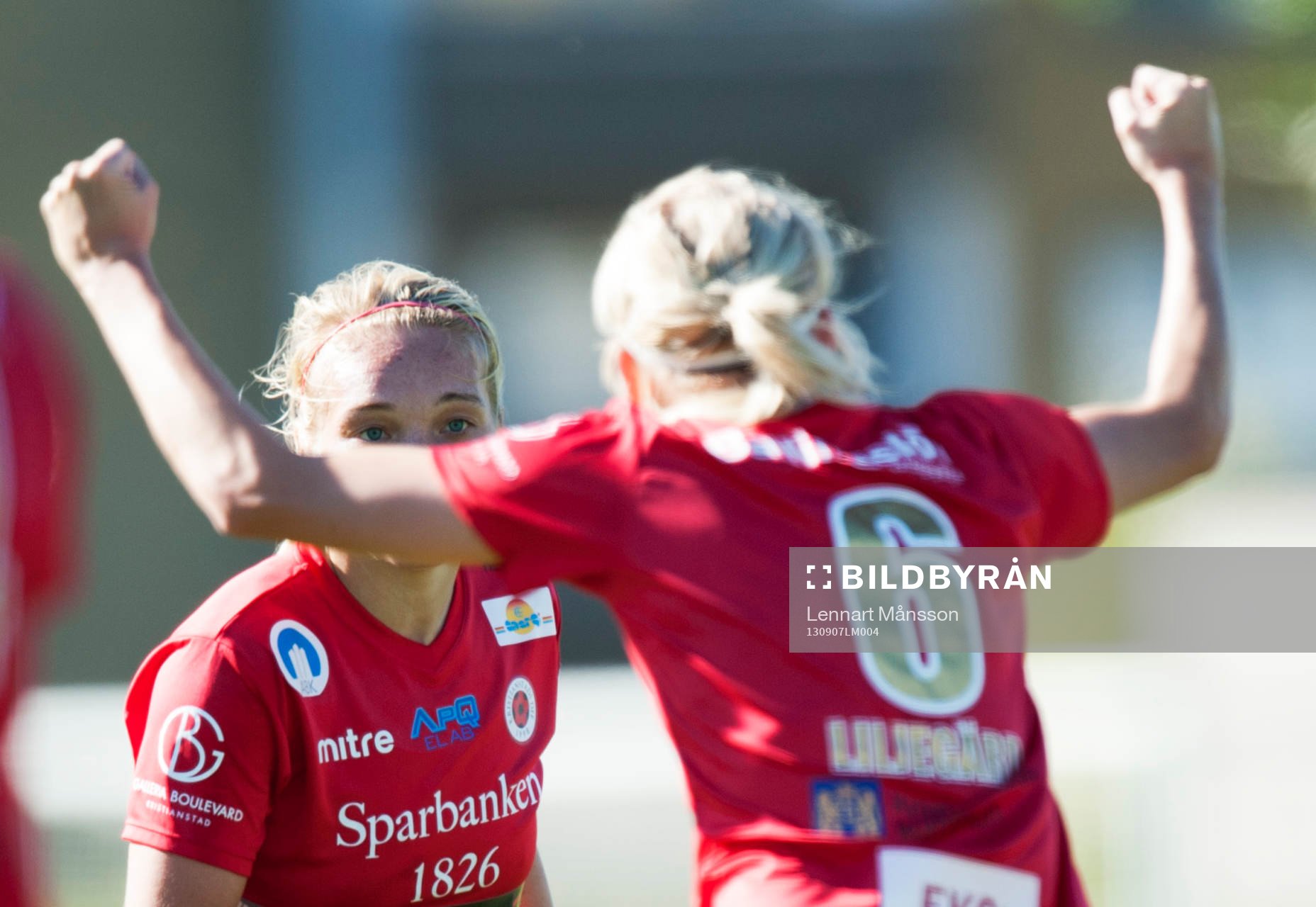2-0, Margret Lara Vidarsdottir, som grattas av Linnea