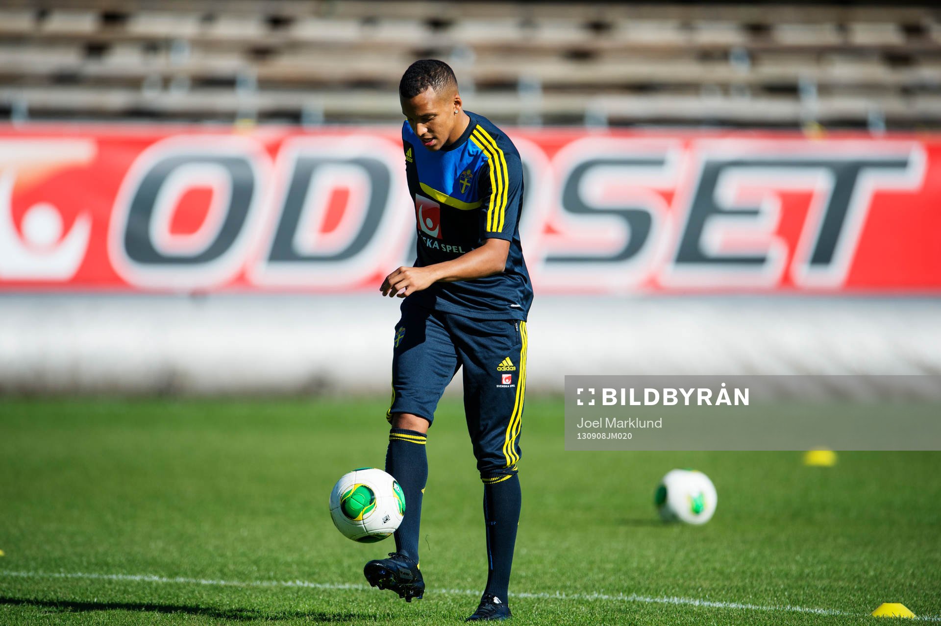 Martin Olsson jonglerar med en boll