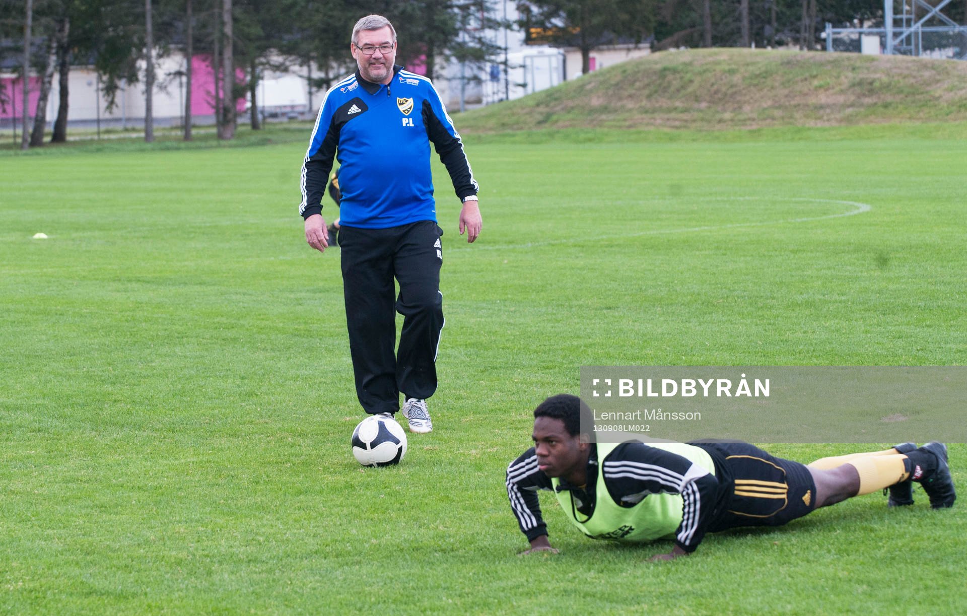 Patrik Lennartsson, tränare och Edem Hetcheli gör