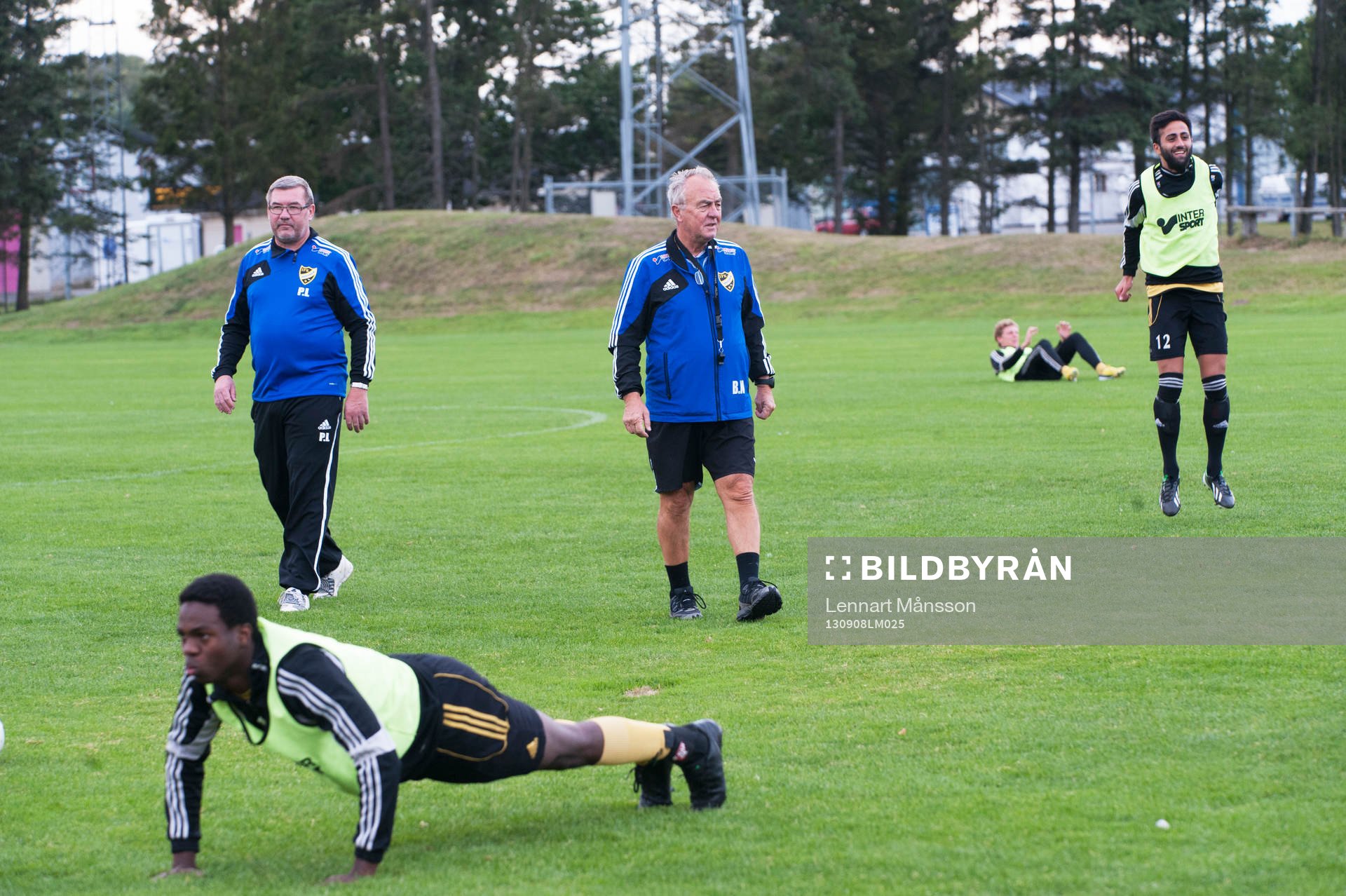 Patrik Lennartsson, tränare och Edem Hetcheli gör