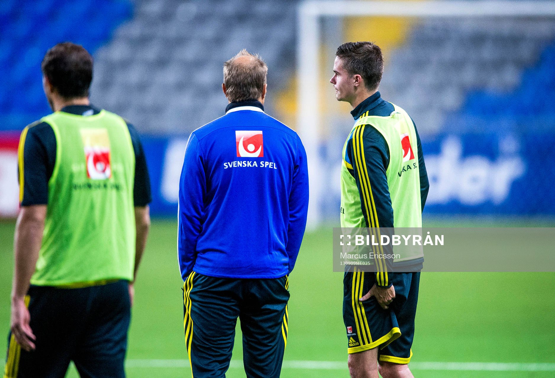 Sveriges Mikael Lustig tar sig för baksidan på låret