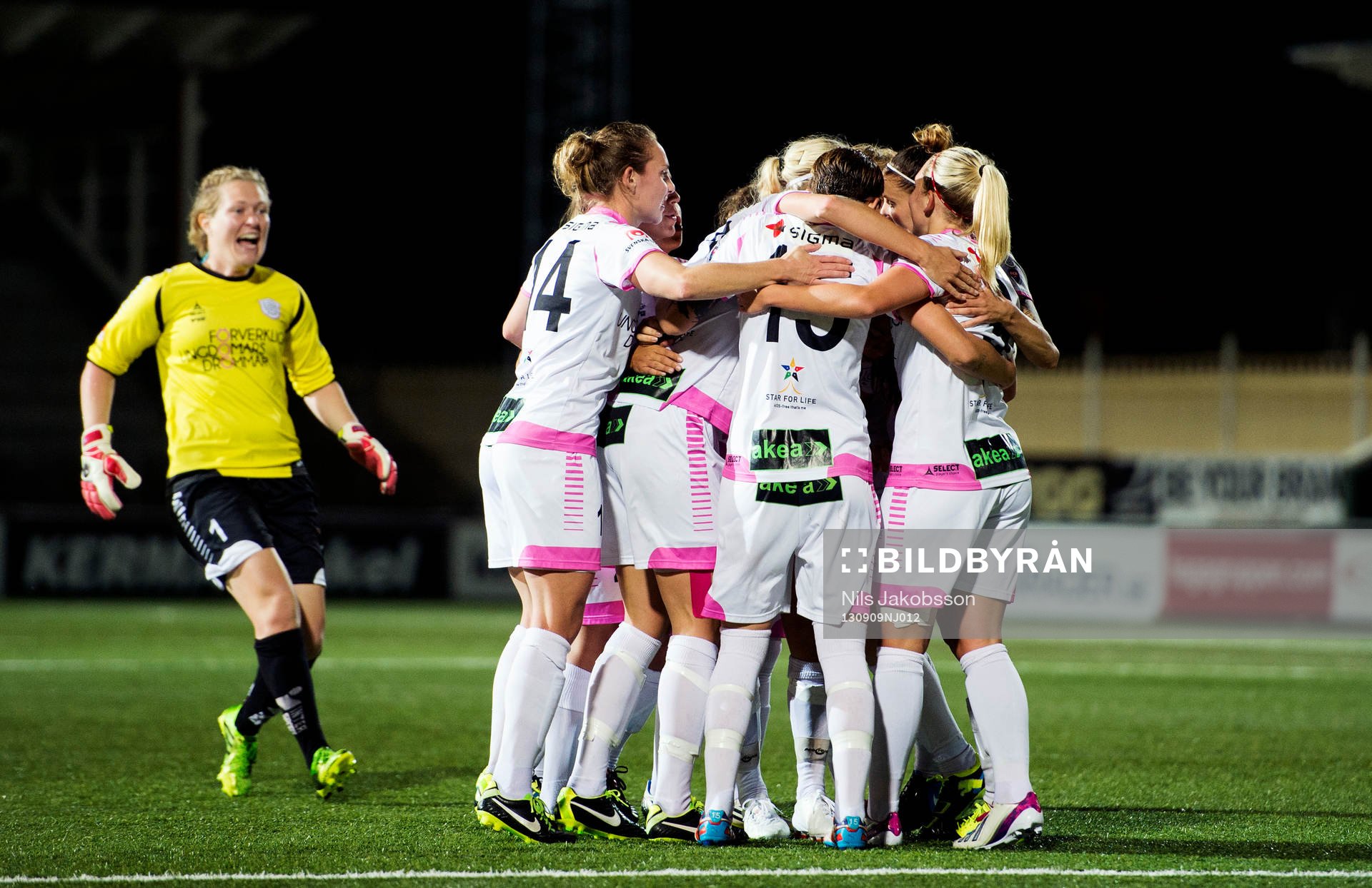 LdB Malmö gör 1-0 och till och med LdB Malmös målvakt Thora Helgadottir springer över hela planen för att jublar med sitt lag under fotbollsmatchen i damallsvenskan mellan LDB Malmö och Piteå den 9 september 2013 i Malmö.