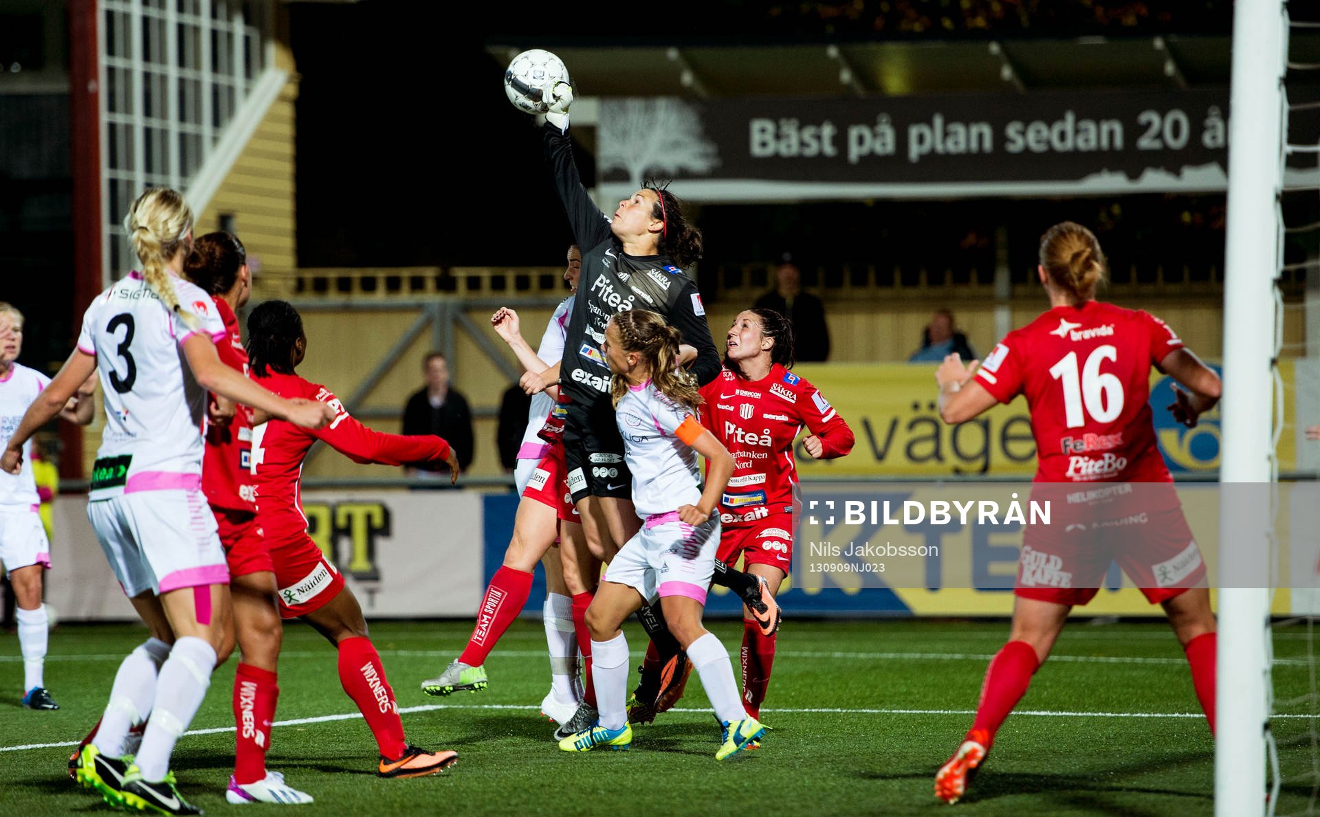 Piteås målvakt Lydia Williams boxar bort bollen