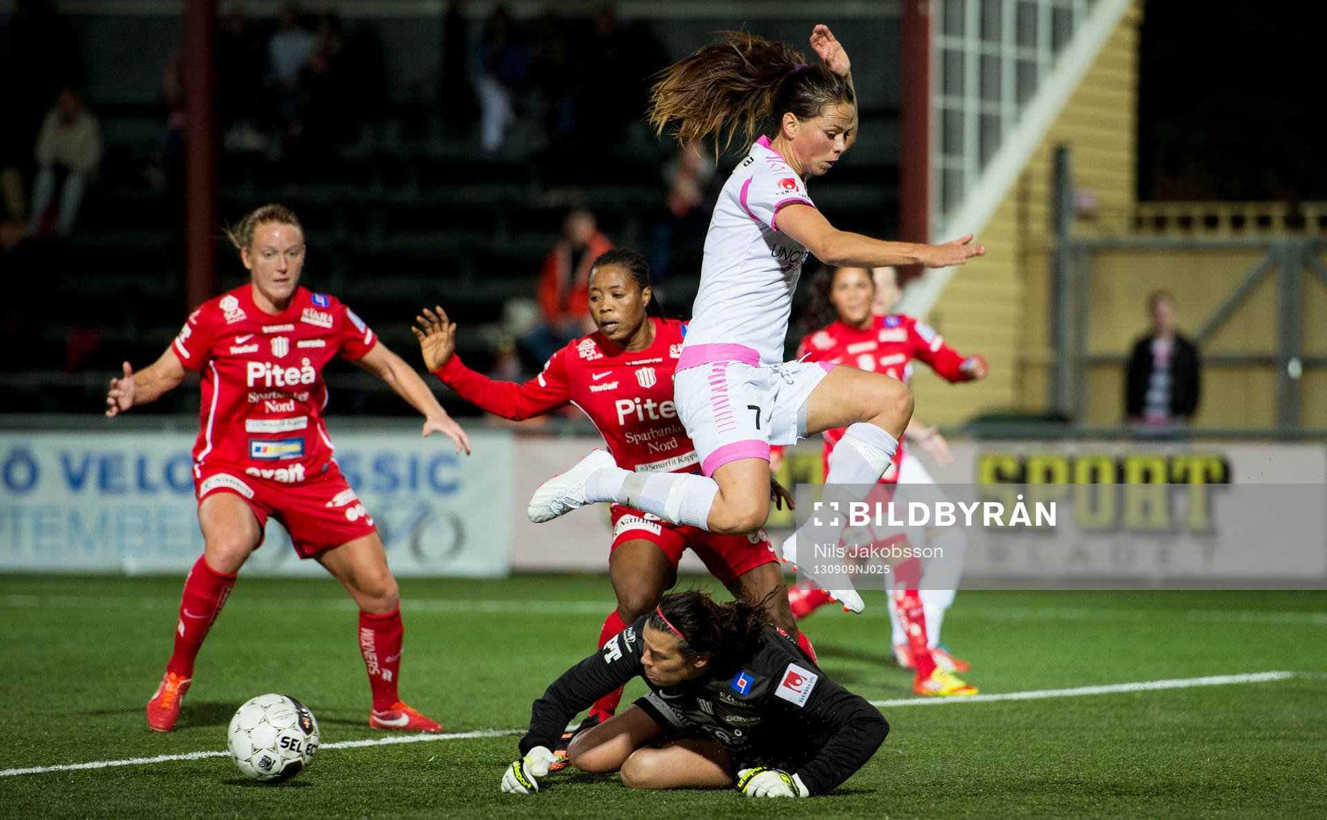 LdB Malmös Sara Björk Gunnarsdottir kommer fri men Piteås målvakt Lydia Williams hinner före fotbollsmatchen i damallsvenskan mellan LDB Malmö och Piteå den 9 september 2013 i Malmö.