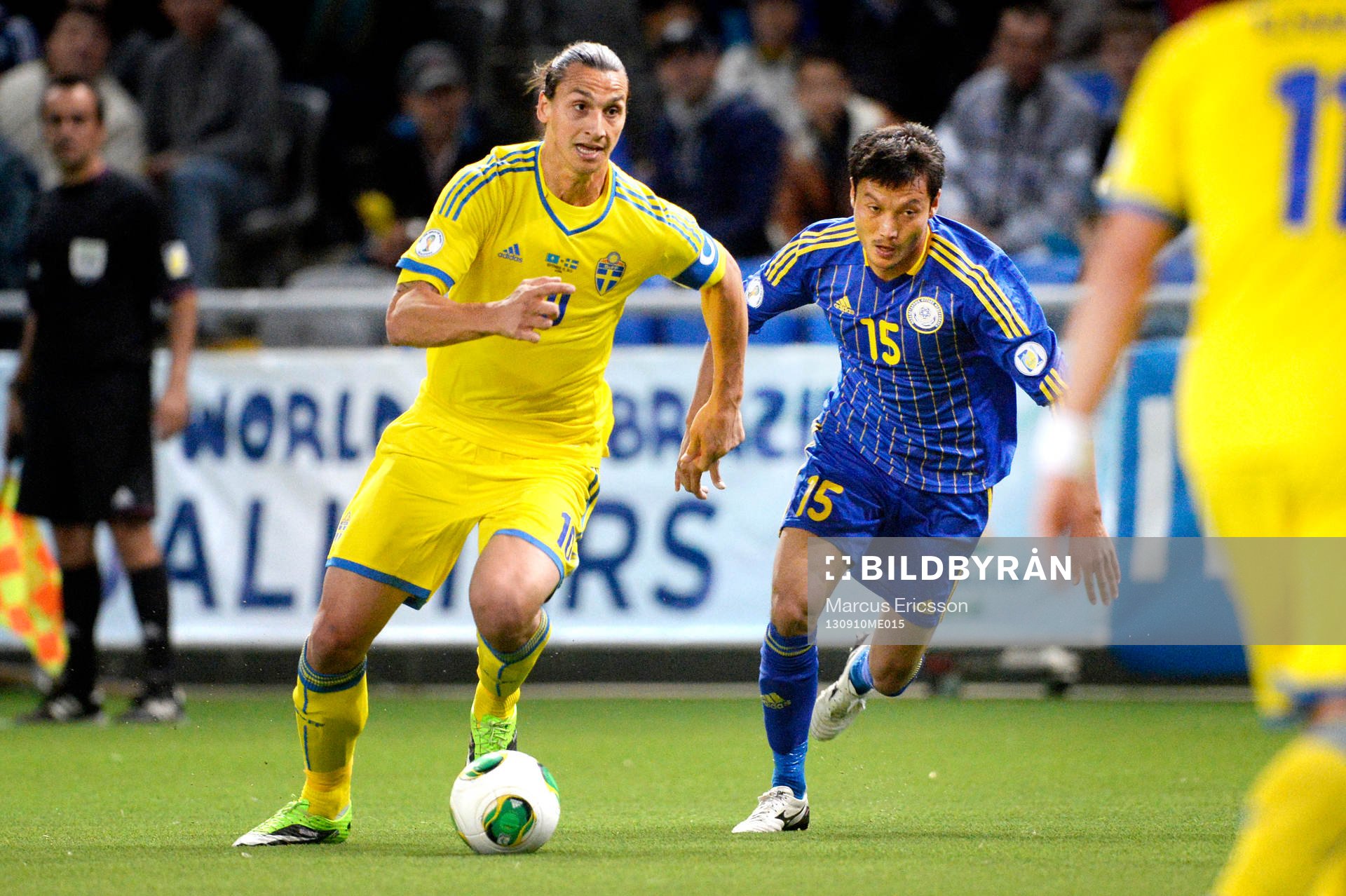 Sveriges Zlatan Ibrahimovic jagas av Kazakstans MAxat