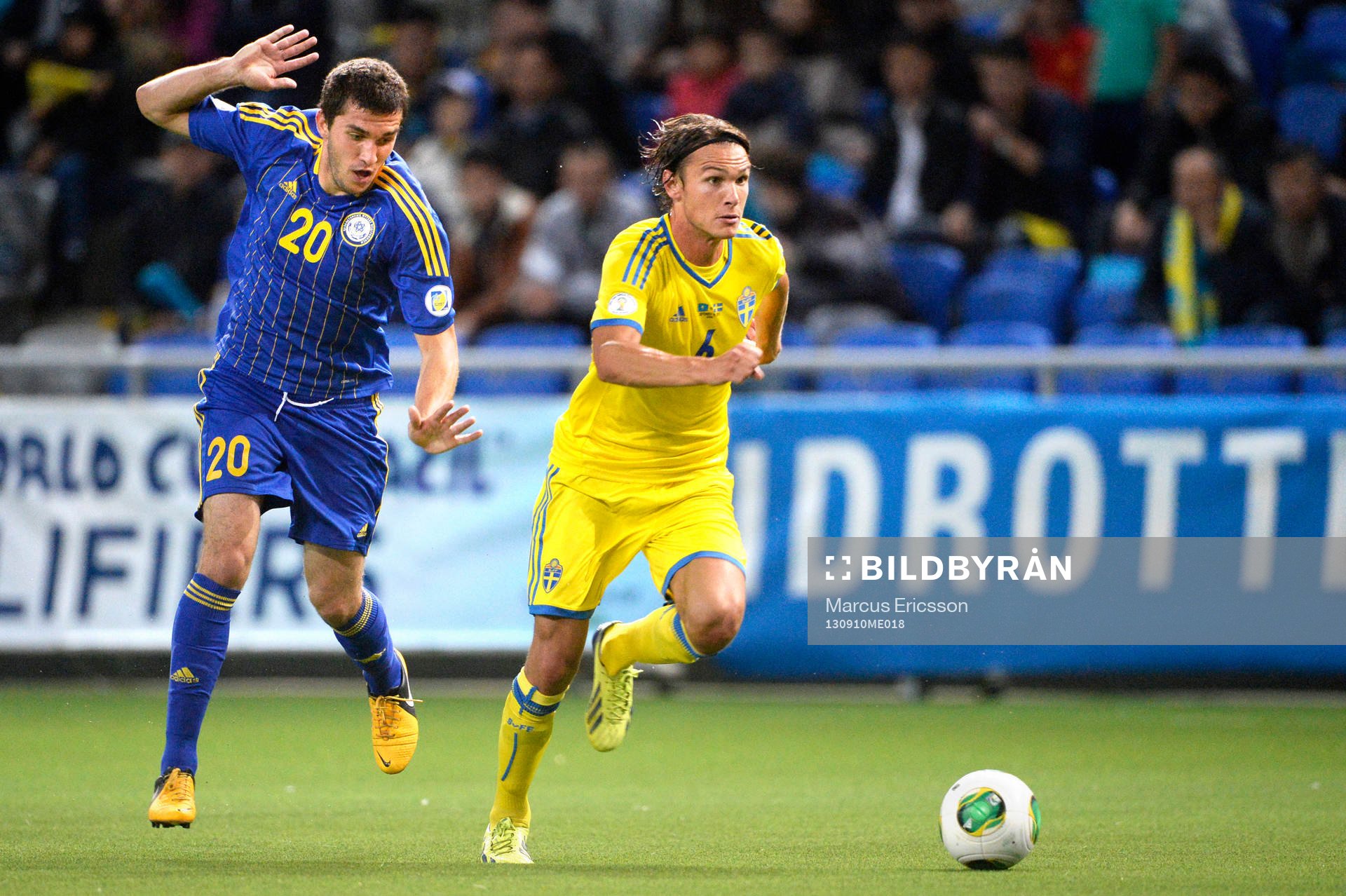 Sveriges Albin Ekdal tar sig förbi Kazakstans Sergey