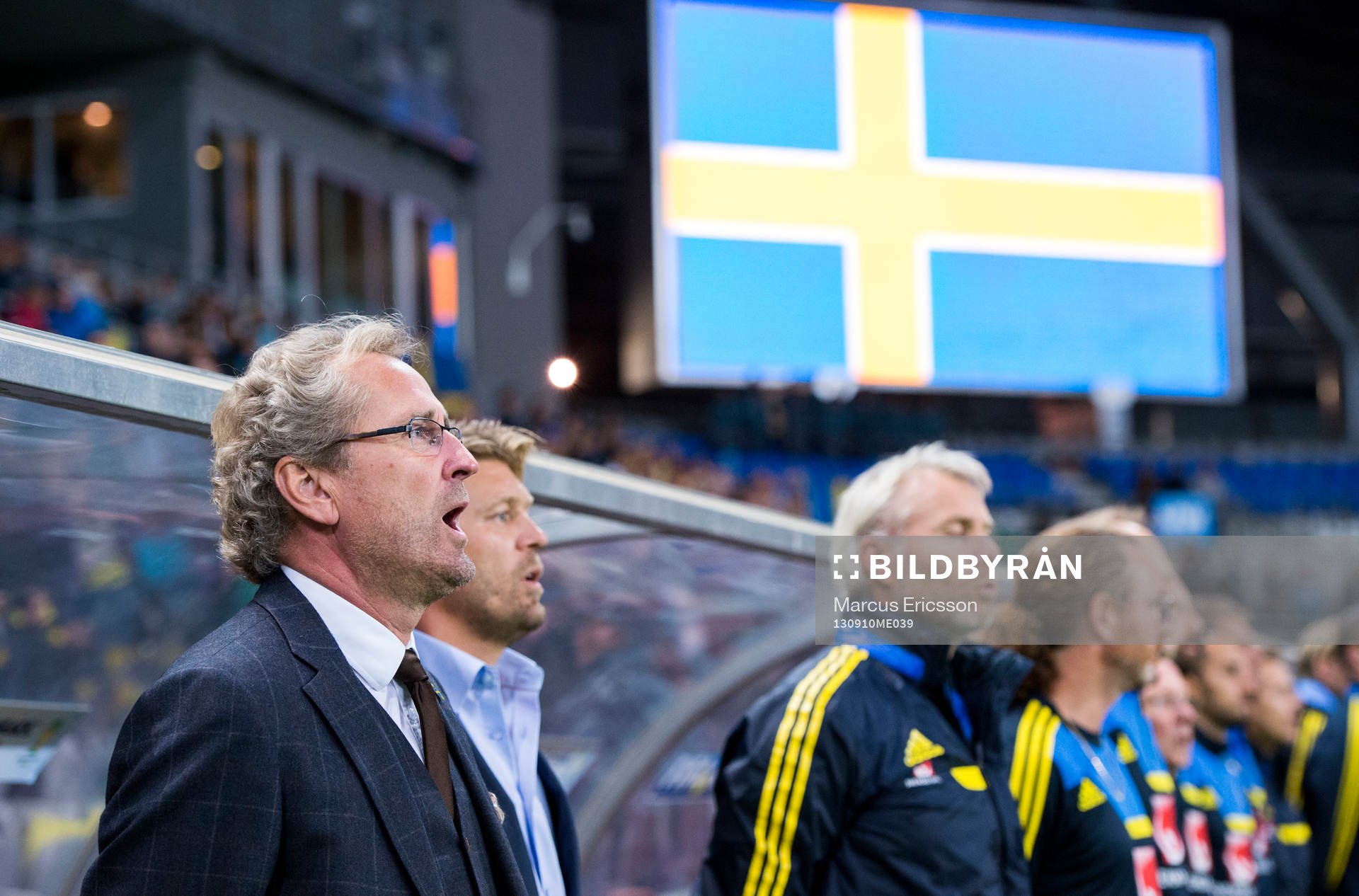 Sveriges förbundskapten Erik Hamrén sjunger med i