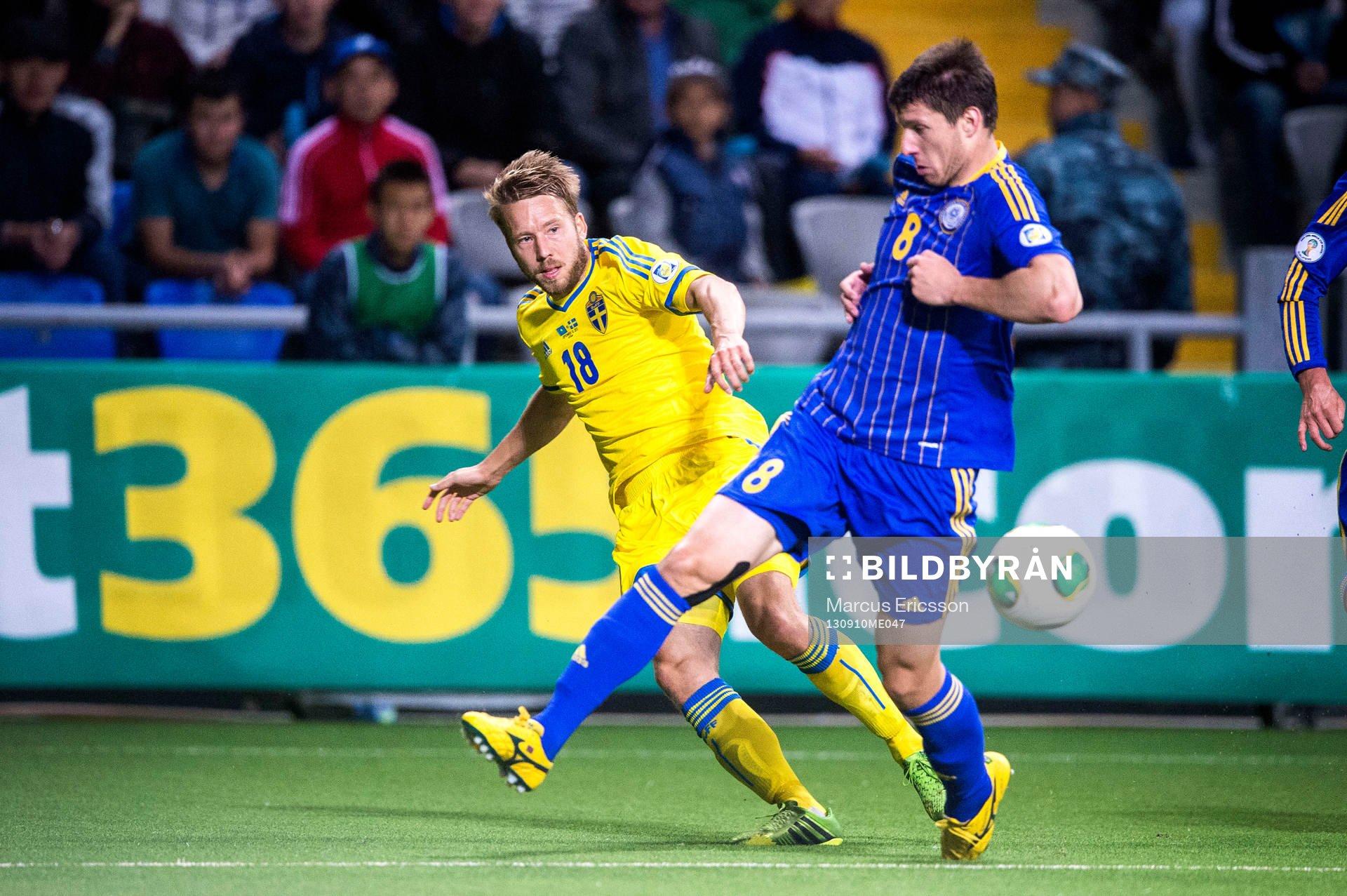 Sveriges Adam Johansson spelar in bollen framför