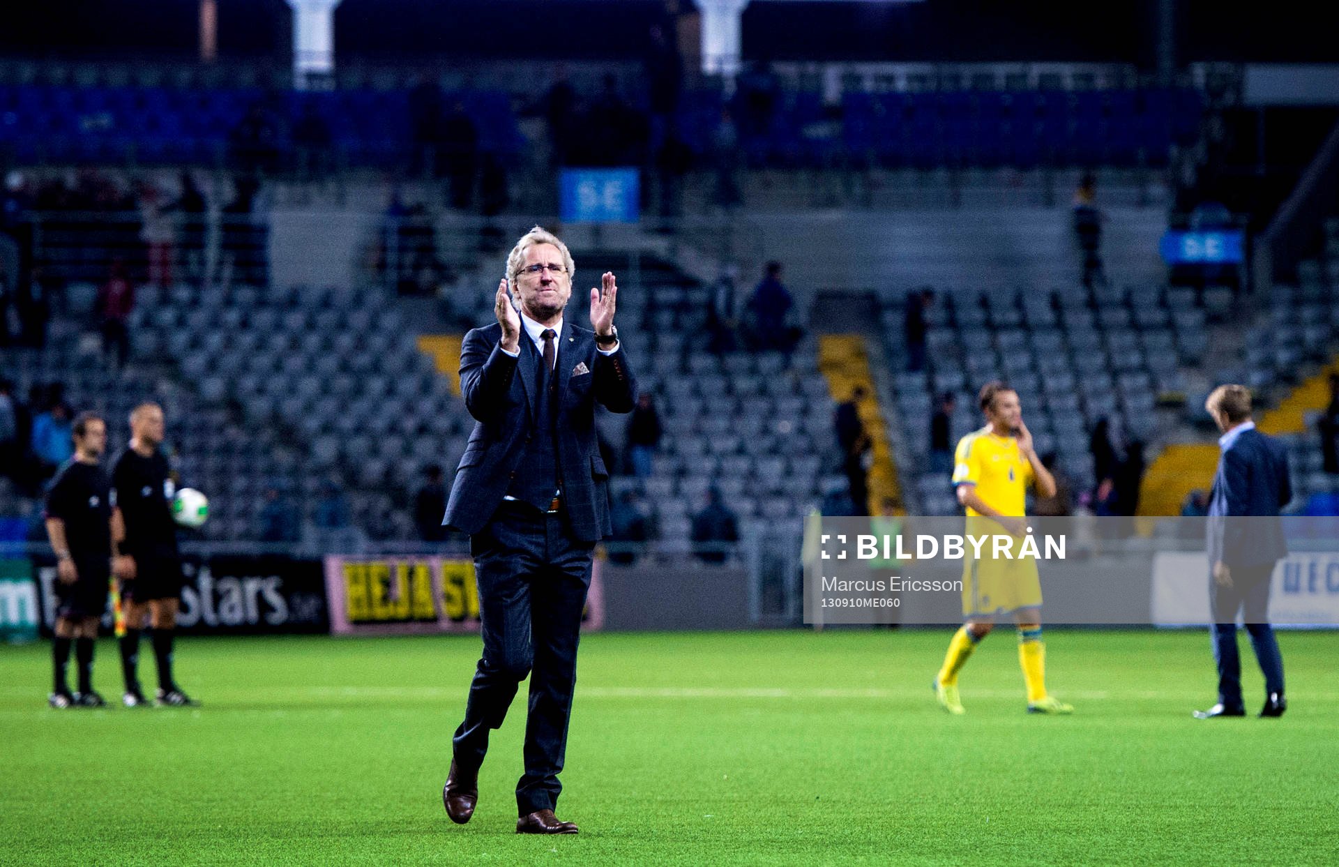 Sveriges förbundskapten Erik Hamrén tackar de svenska