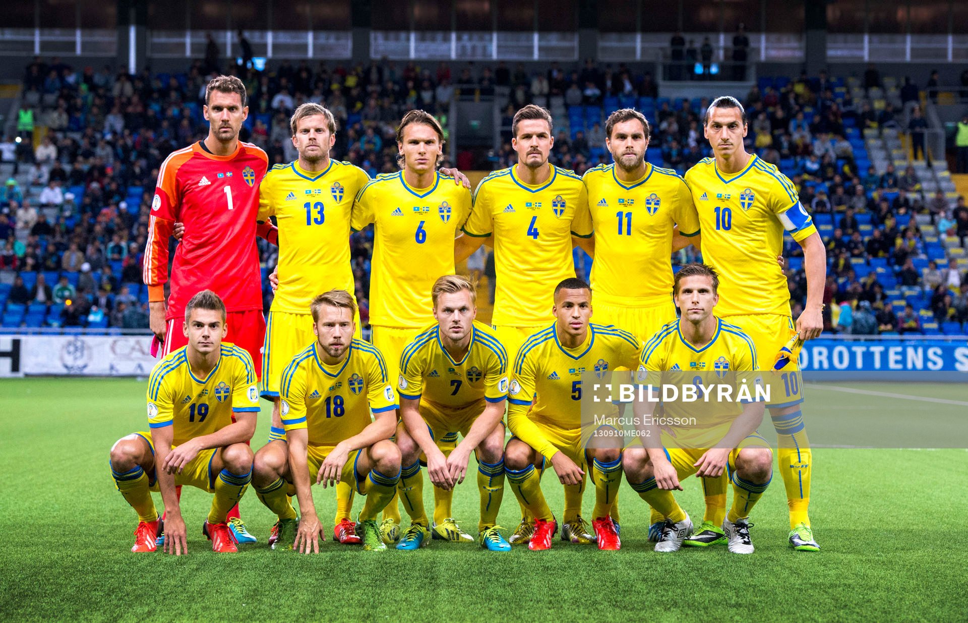 Bak fr.v. Sveriges målvakt Andreas Isaksson, Mikael