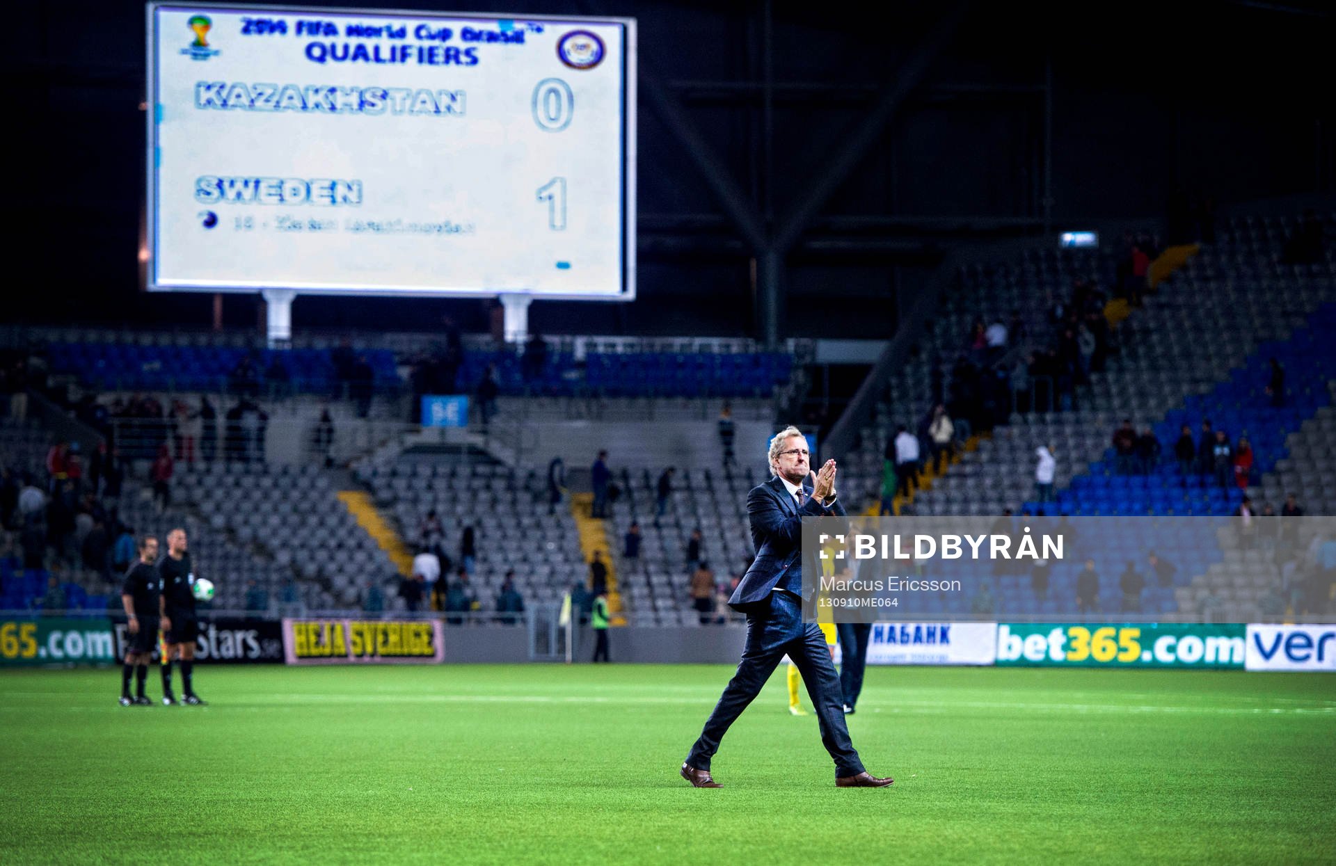 Sveriges förbundskapten Erik Hamrén tackar de svenska