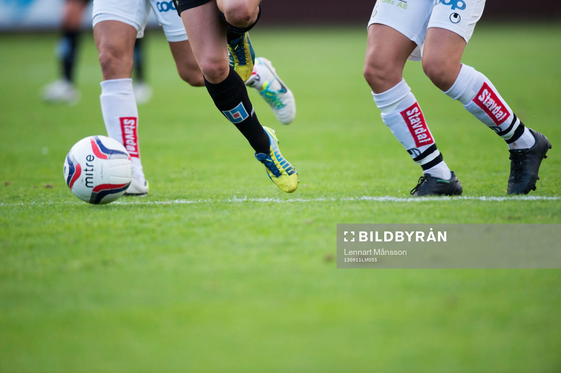 Fot, fötter, fotbollsskor, fotbollsstrumpor, gräs