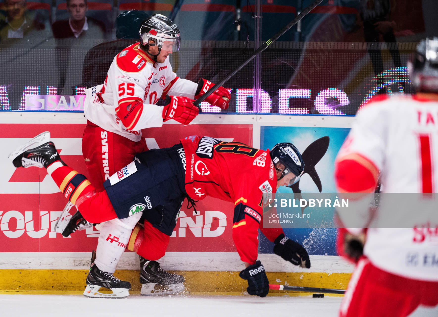 Troja Ljungbys Niclas Edman tacklar Djurgårdens Måns