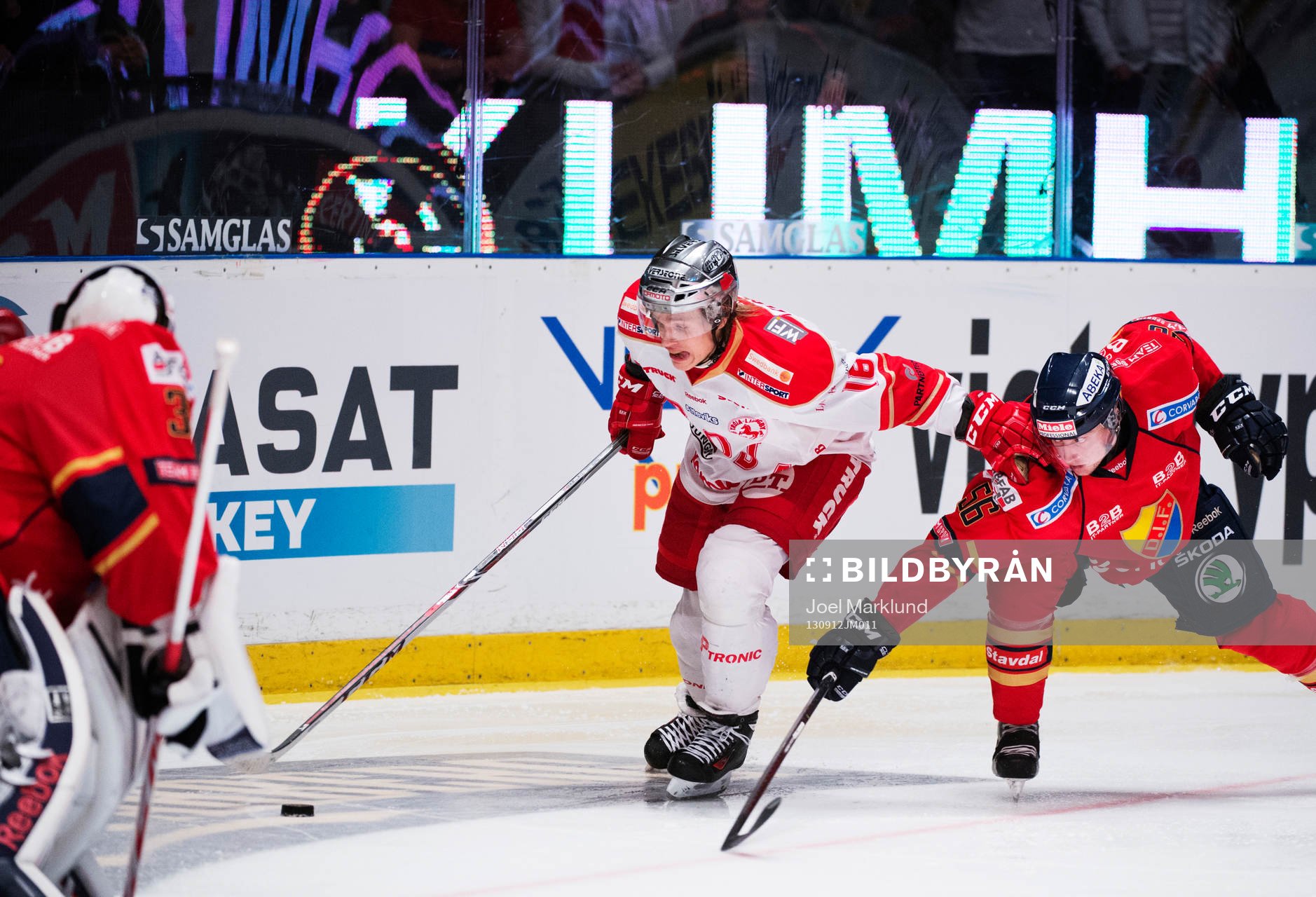 Troja Ljungbys Kim Tallberg tar sig förbi Djurgårdens