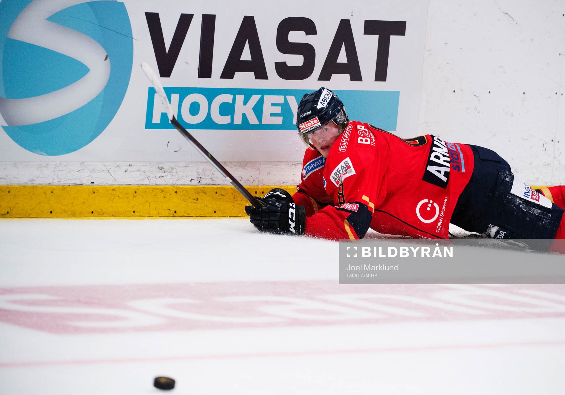 Djurgårdens Linus Arnesson har blicken på pucken
