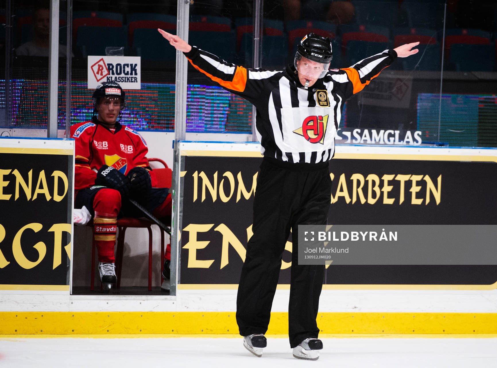 Domaren Mikael Lindqvist dömer först bort 2-2-målet, ett
