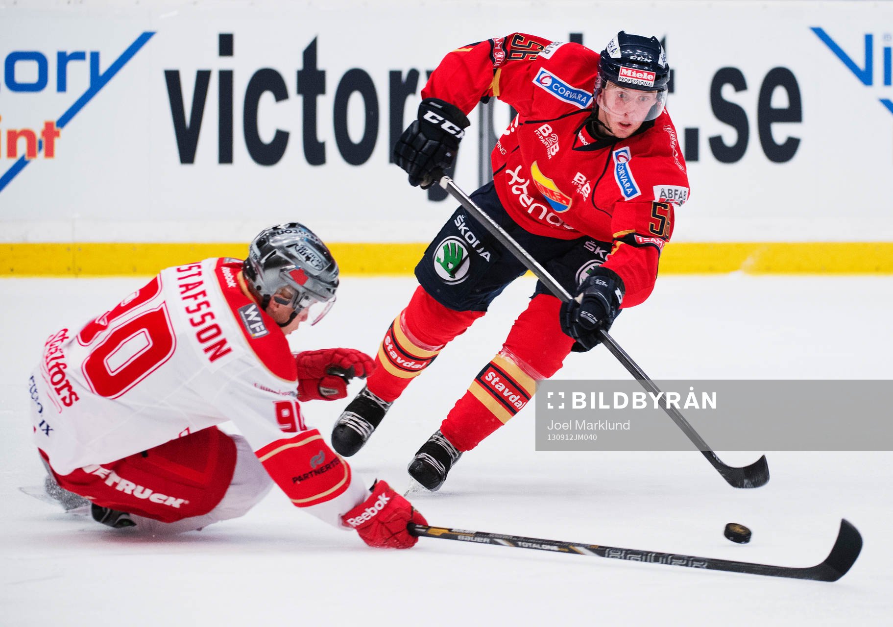 Troja Ljungbys Hampus Gustafsson utmanas av Djurgårdens