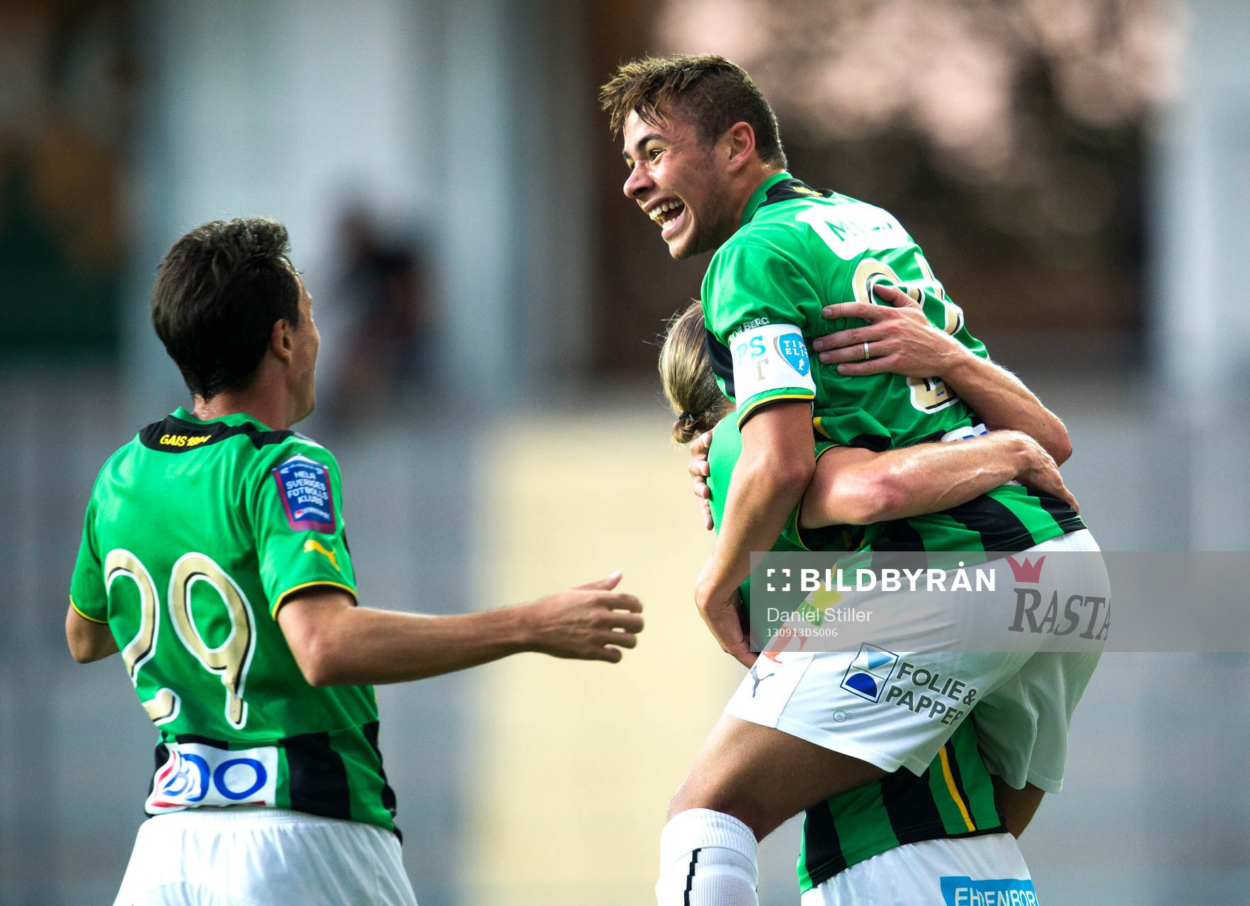 Gais Malkolm Moenza jublar
