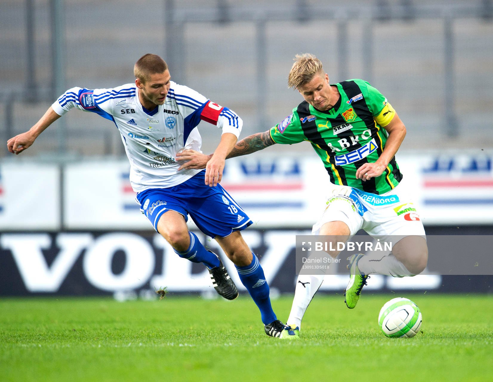 Värnamos Joel Löw och Gais Andreas Drugge under fotbollsmatchen mellan Gais och Värnamo i Superettan 13 augusti 2013 i Göteborg .