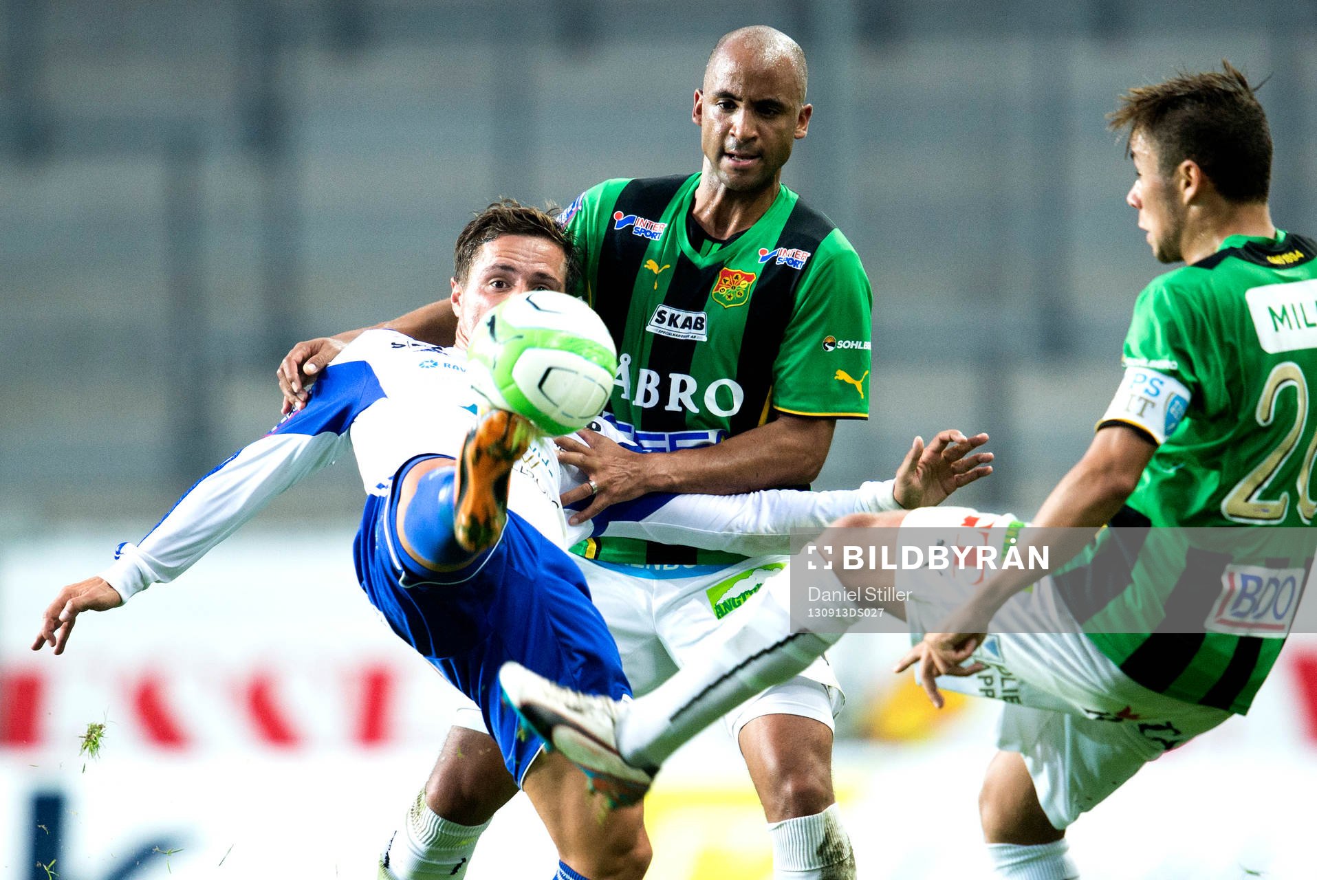 Värnamos Carlos Gaete Moggia i duell med Gais Jimmy Tamandi och Malkolm Moenza under fotbollsmatchen mellan Gais och Värnamo i Superettan 13 augusti 2013 i Göteborg .