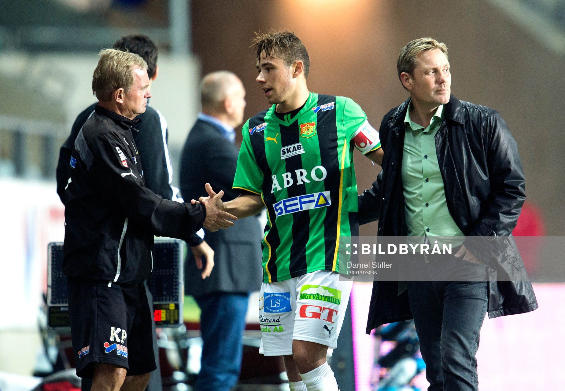 Gais assisterande tränare Kjell Pettersson och tränare Thomas Askebrand tackar Malkolm Moenza under fotbollsmatchen mellan Gais och Värnamo i Superettan 13 augusti 2013 i Göteborg .