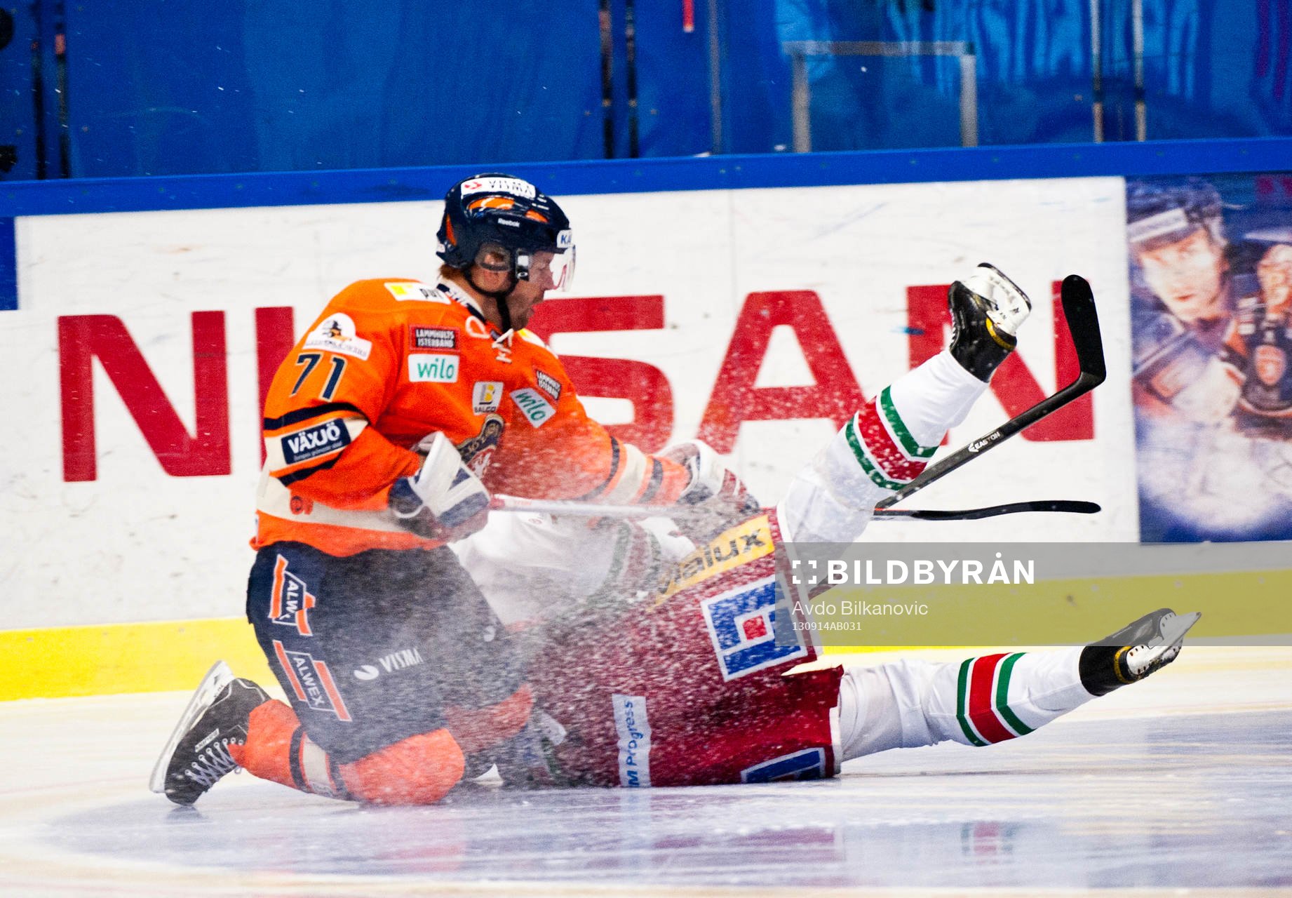 s Tomi Kallio fäller Modo:s Oscar Hedman ishockeymatchen i