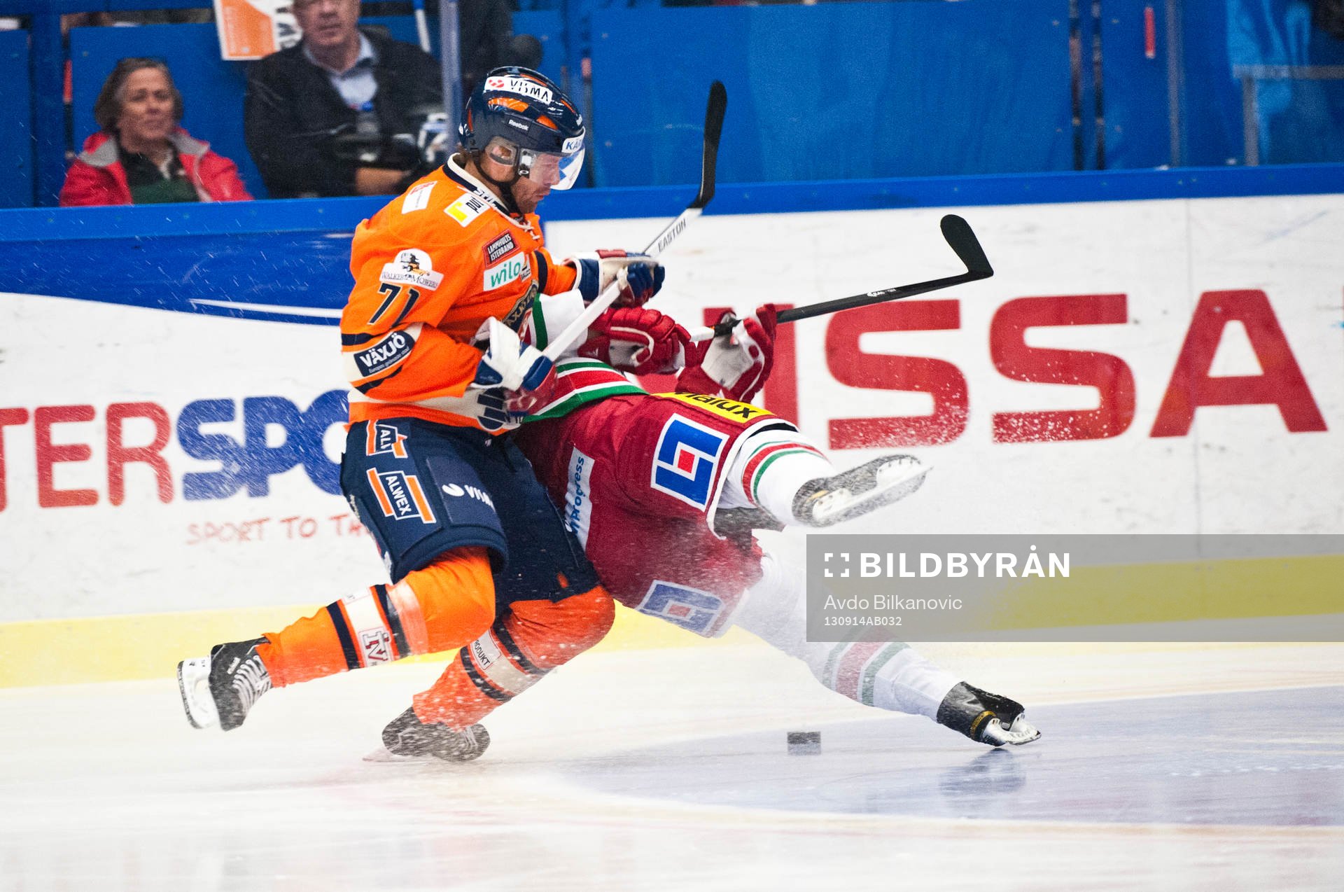 s Tomi Kallio fäller Modo:s Oscar Hedman ishockeymatchen i