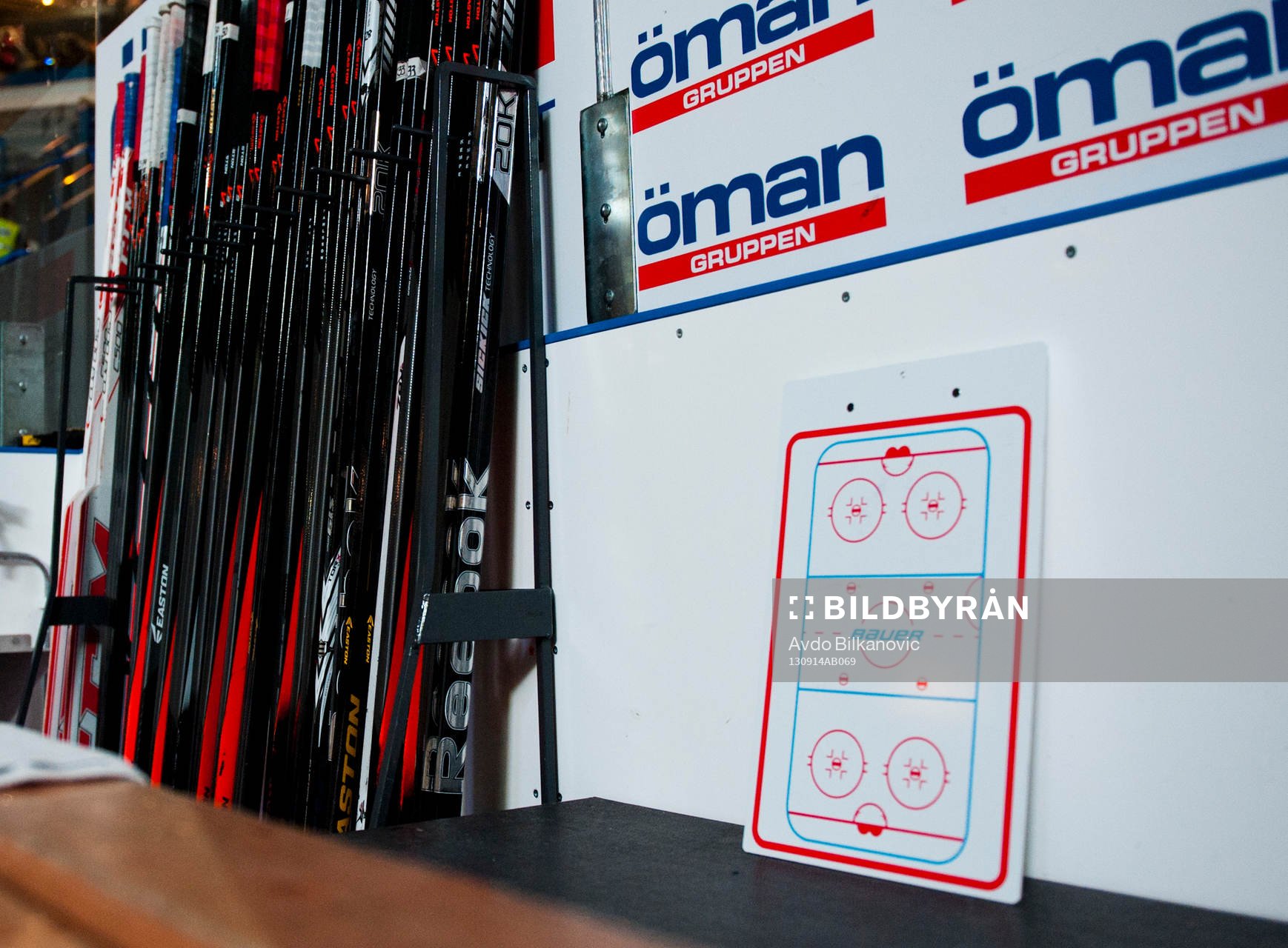 s hemma Vida Arena med hockeyklubbor i sargen strax innan
