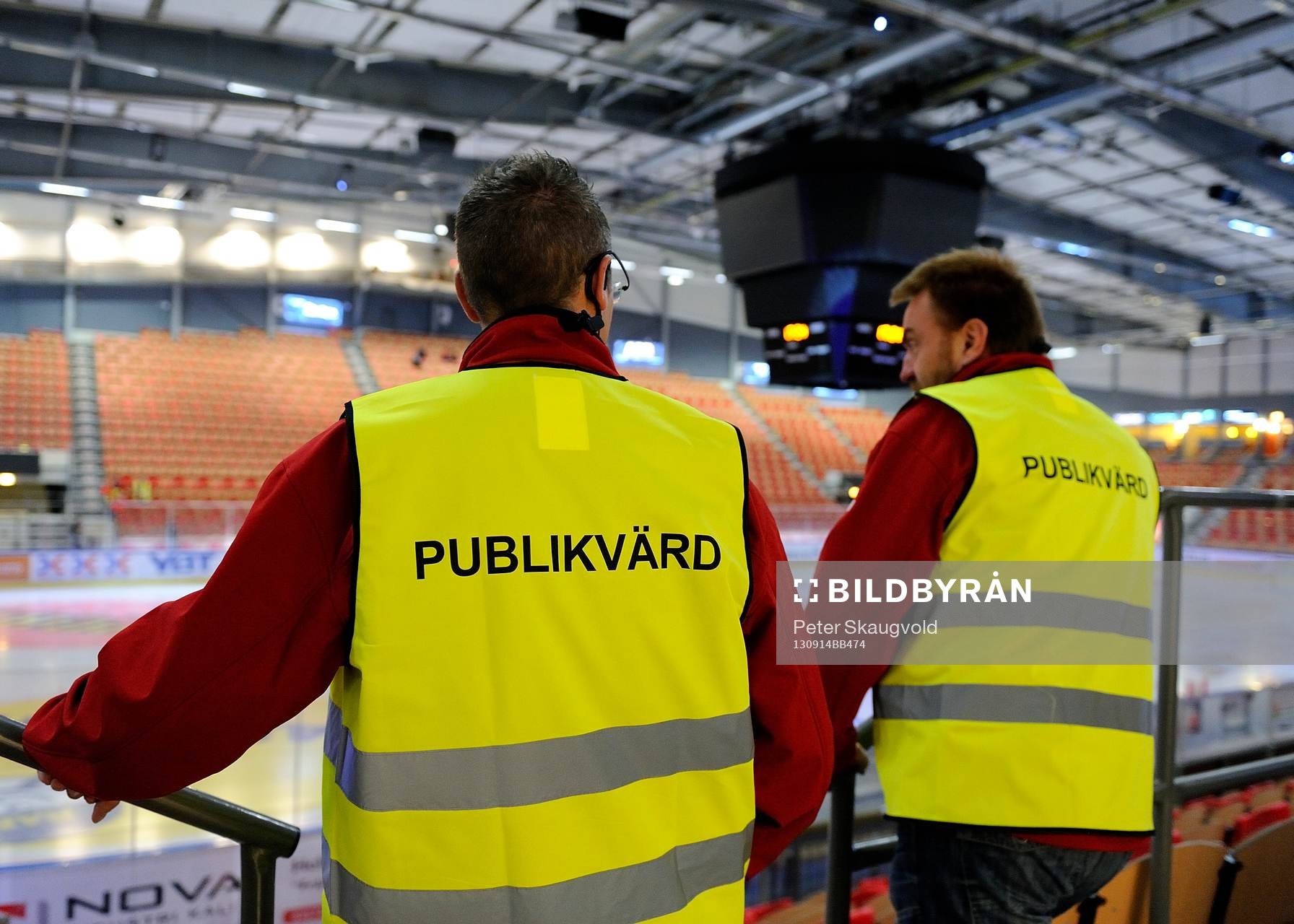 Publikvärdar innan ishockeymatchen i SHL mellan Luleå och