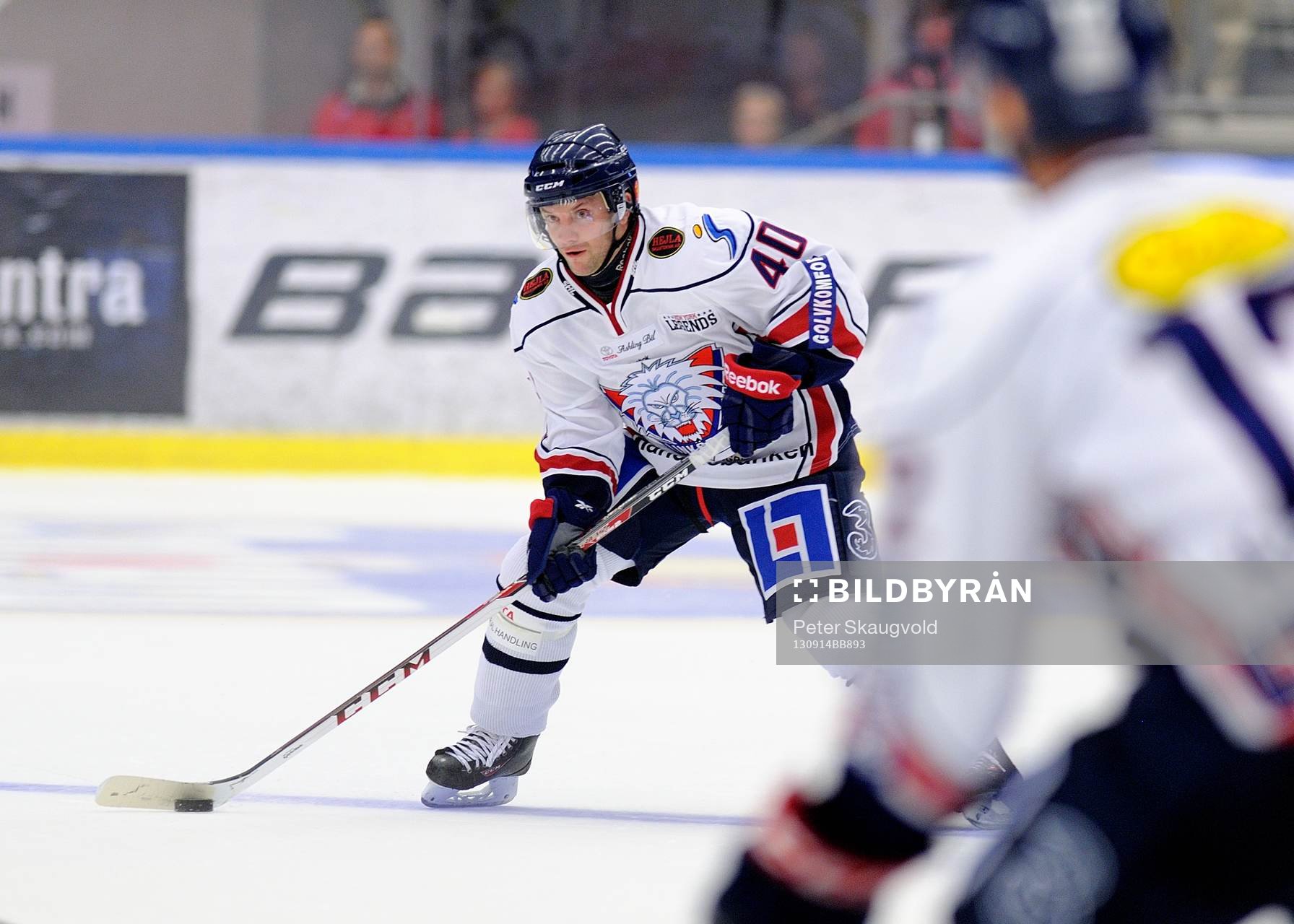 Linköpings Pär Arlbrandt åker upp med pucken