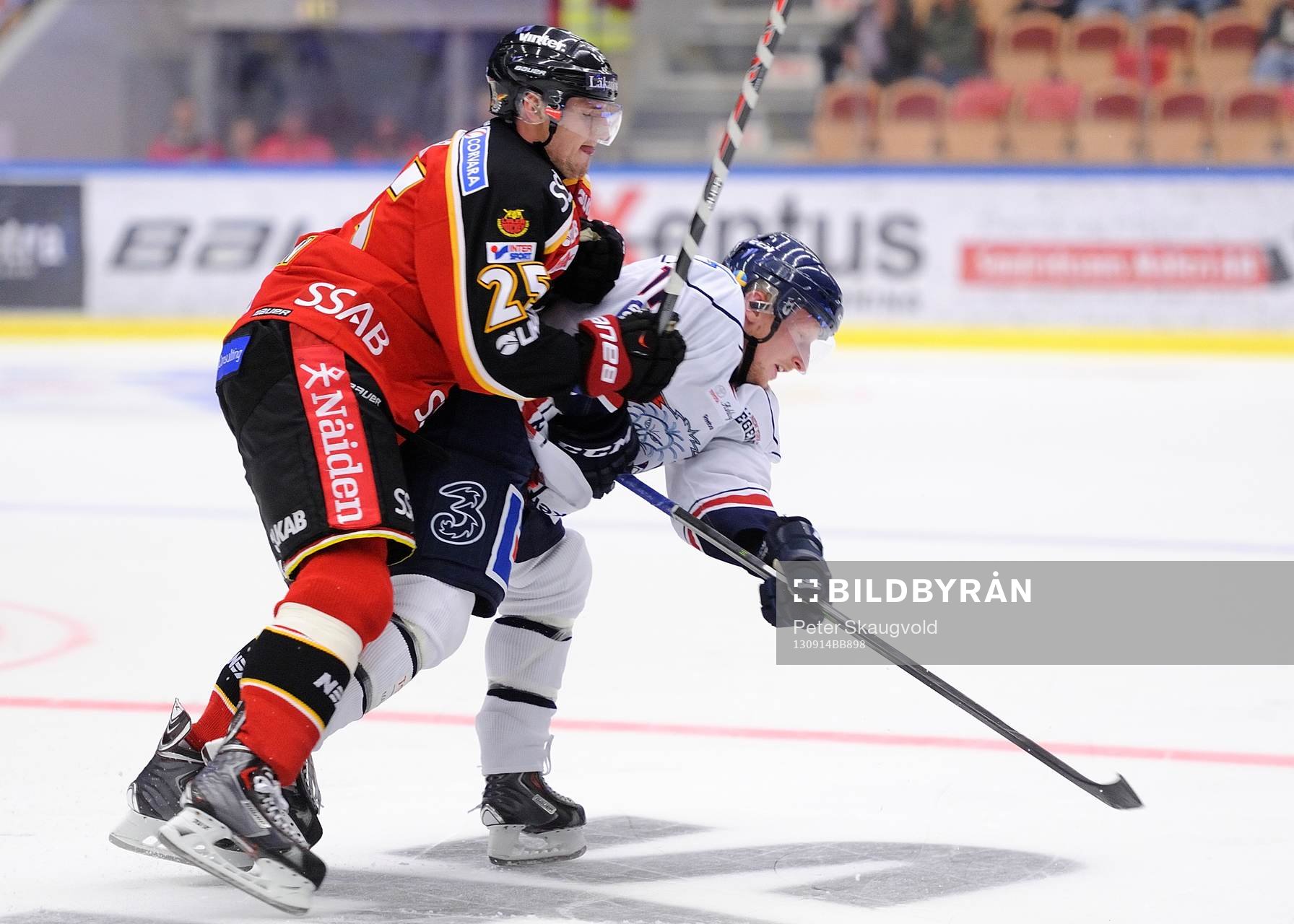 Luleås Anton Hedman tacklar Linköpings Simon Hjalmarsson