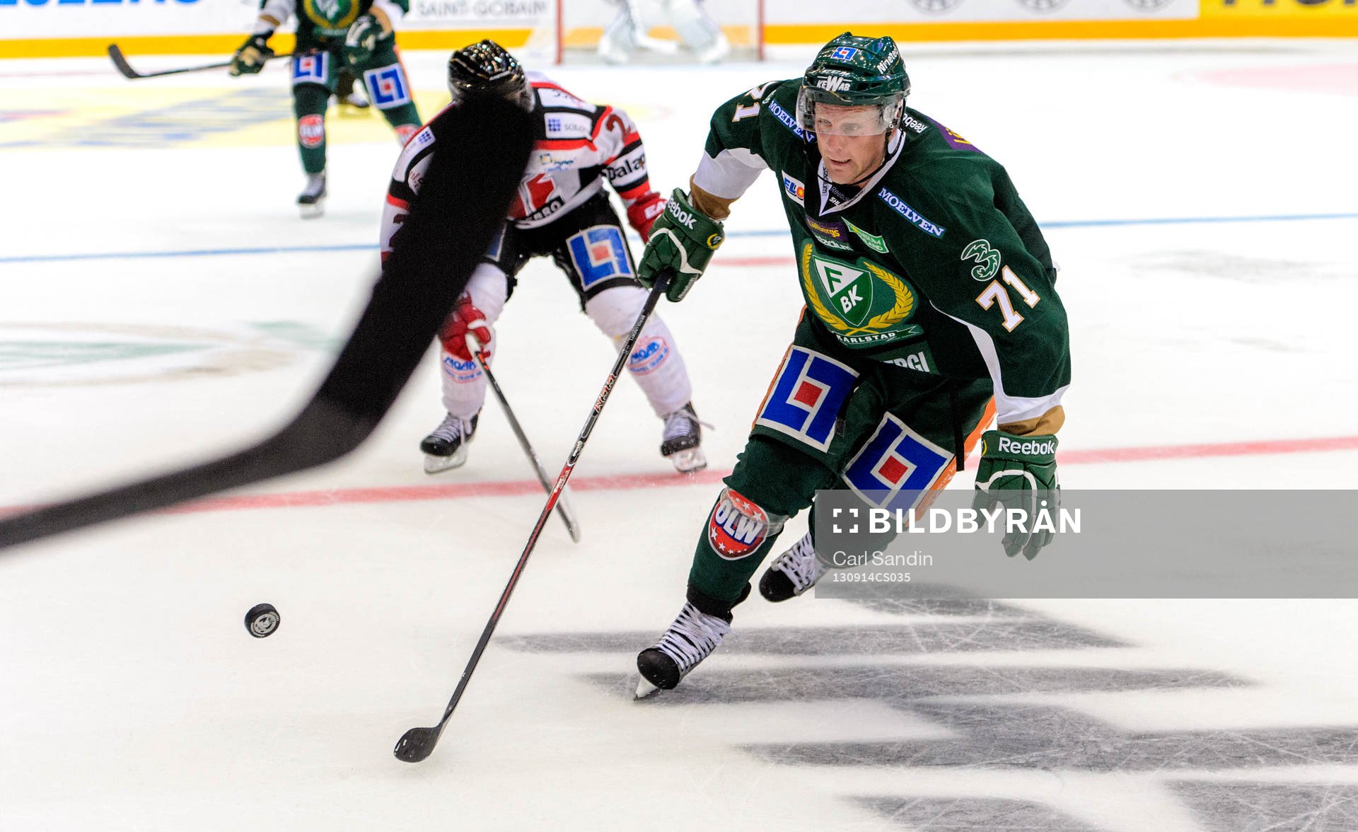 Färjestads Christian Berglund jagar pucken