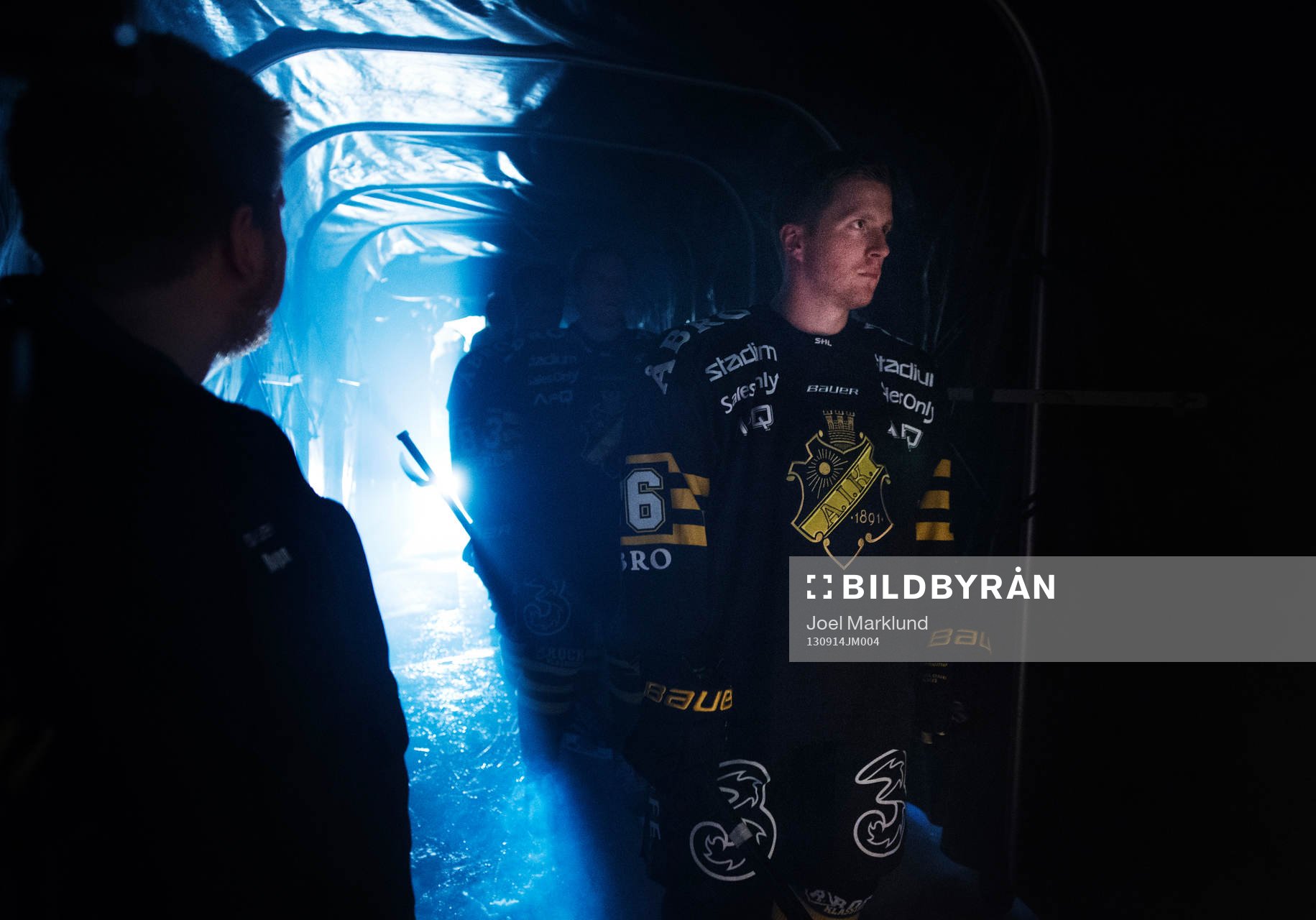 s Oscar Ahlström väntar i spelartunneln på att få göra