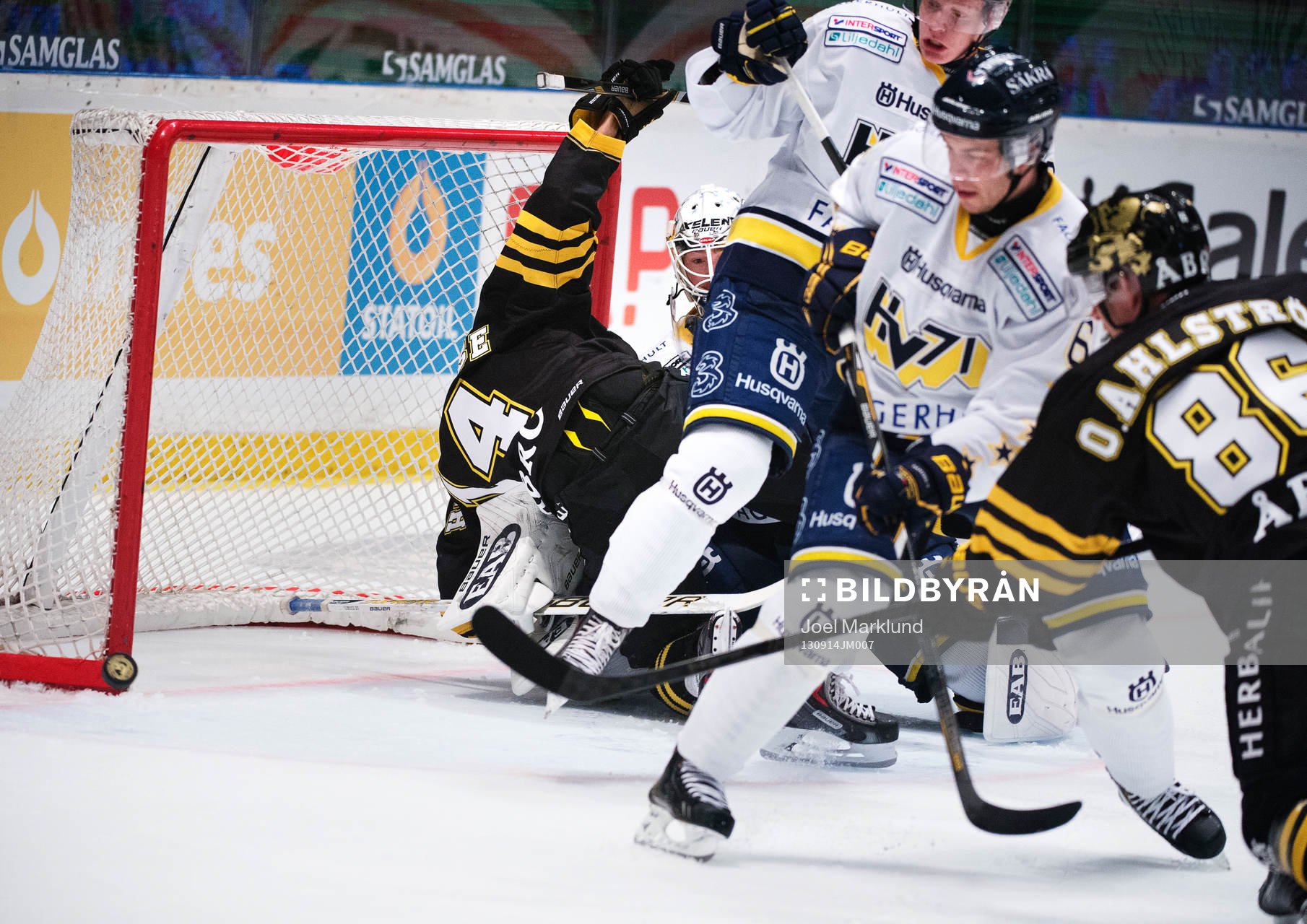 s Mark Hurtubise och Oscar Ahlström oroar framför HV71:s