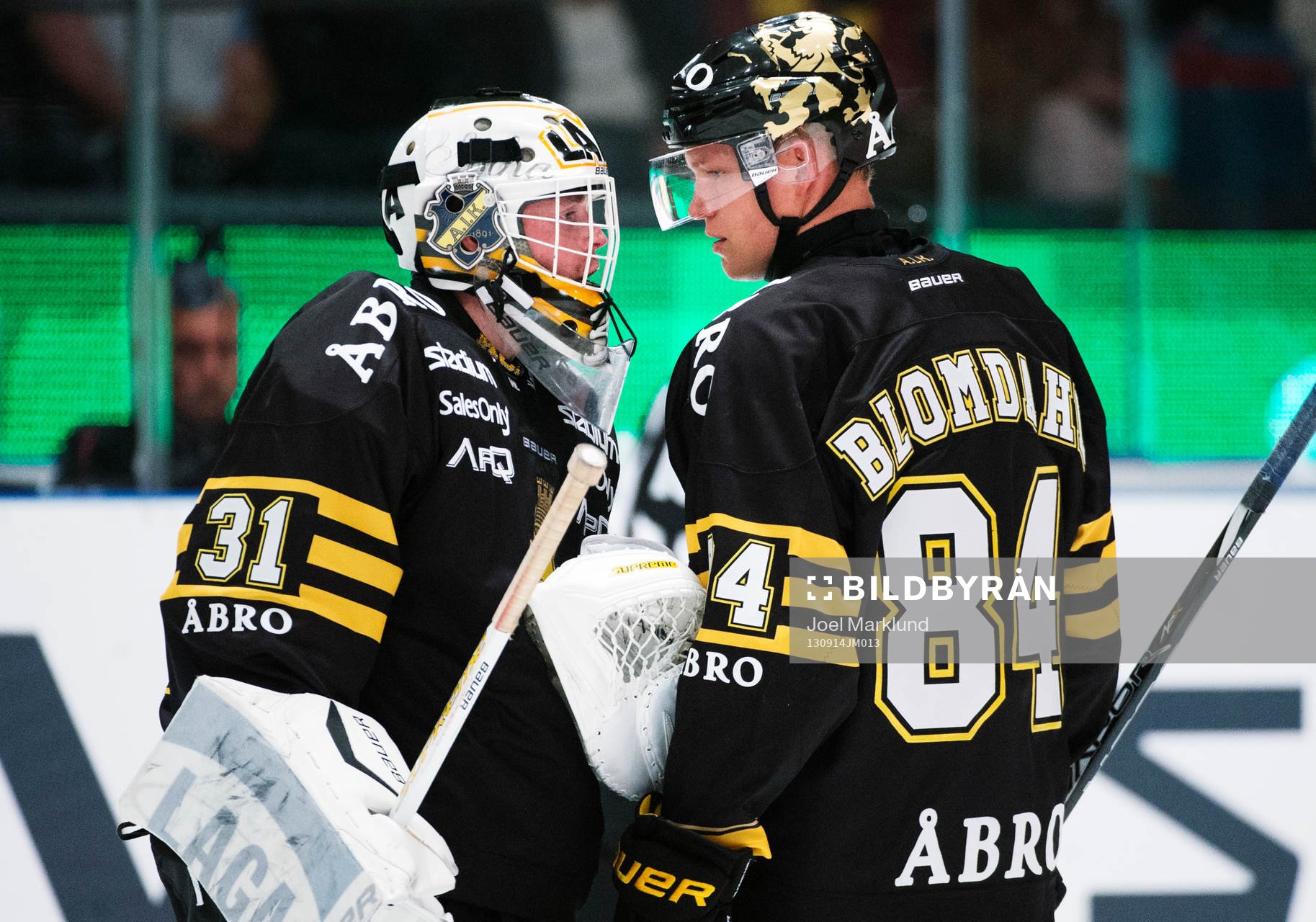 s målvakt Daniel Larsson och Patric Blomdahl pratar med