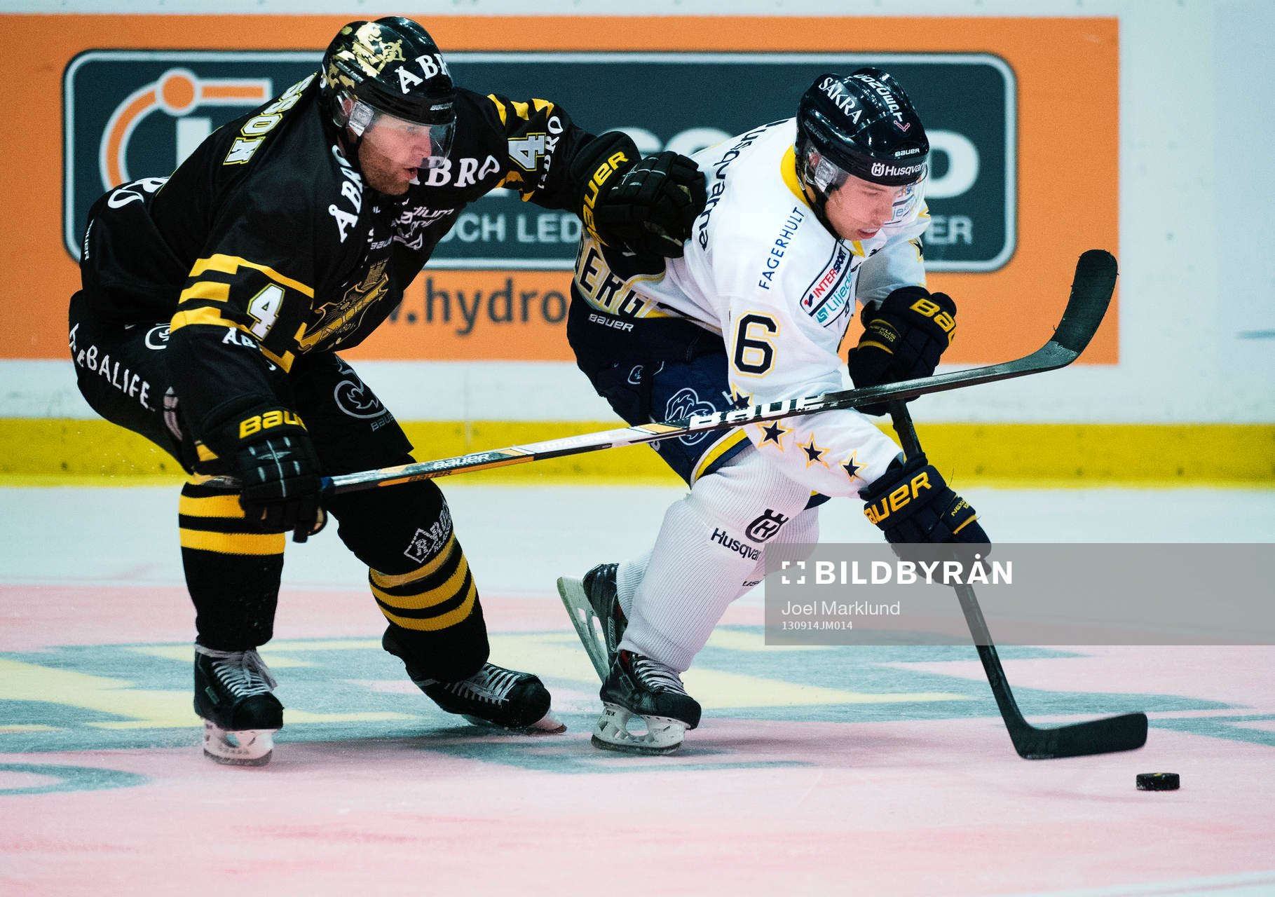 s Fredrik Svensson utmanar HV71:s Oscar Fantenberg