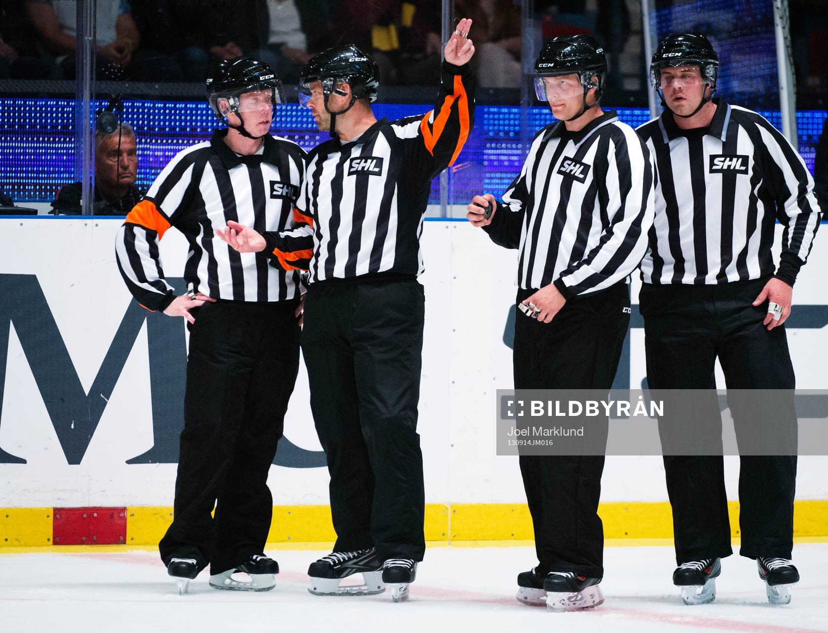 Huvuddomarna Pehr Claesson och Patrik Sjöberg diskuterar