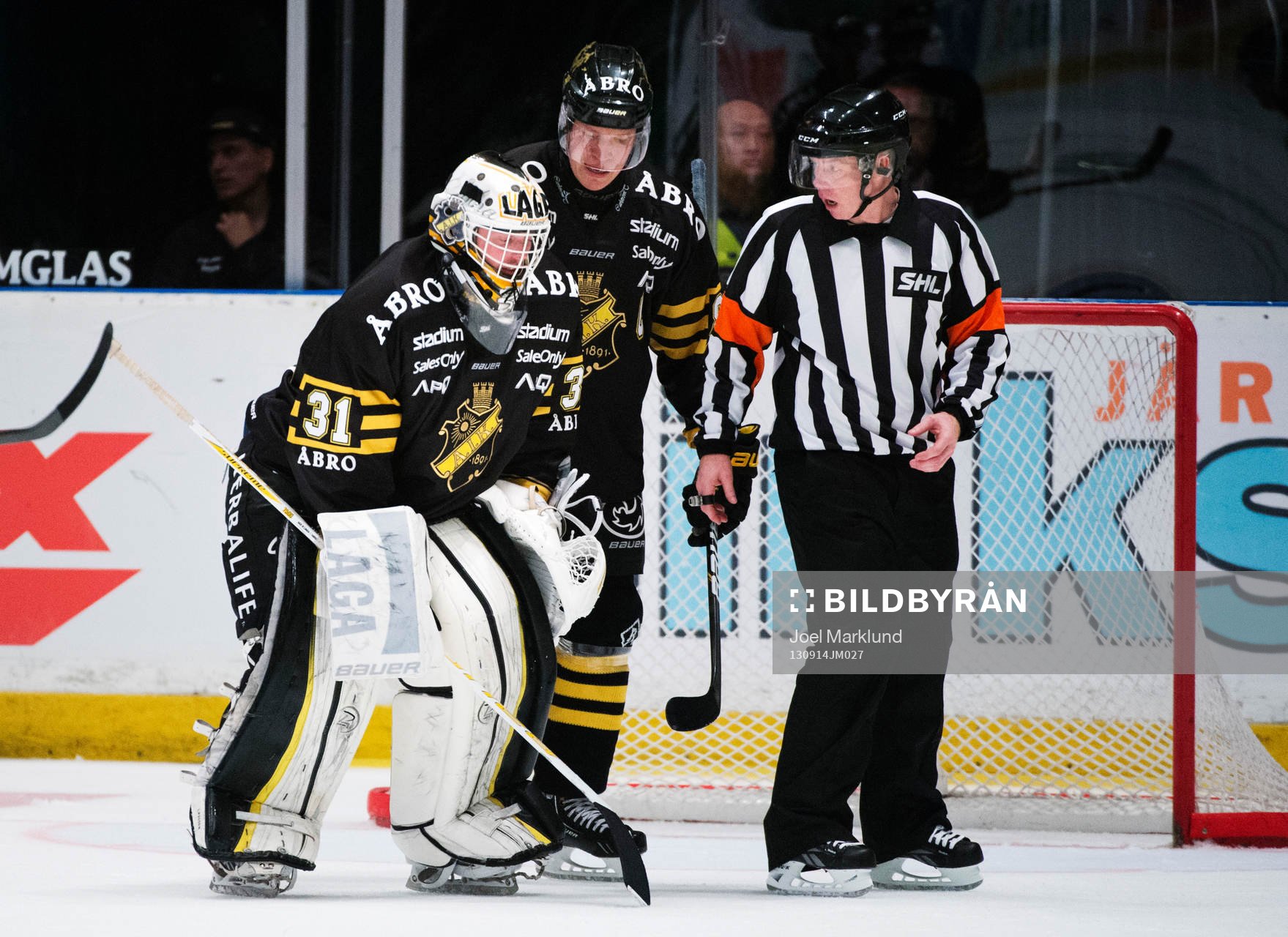 s målvakt Daniel Larsson hjälps av isen