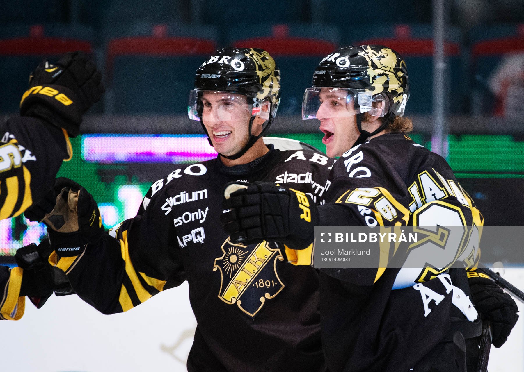 s Mark Hurtubise och Mattias Janmark-Nylén jublar